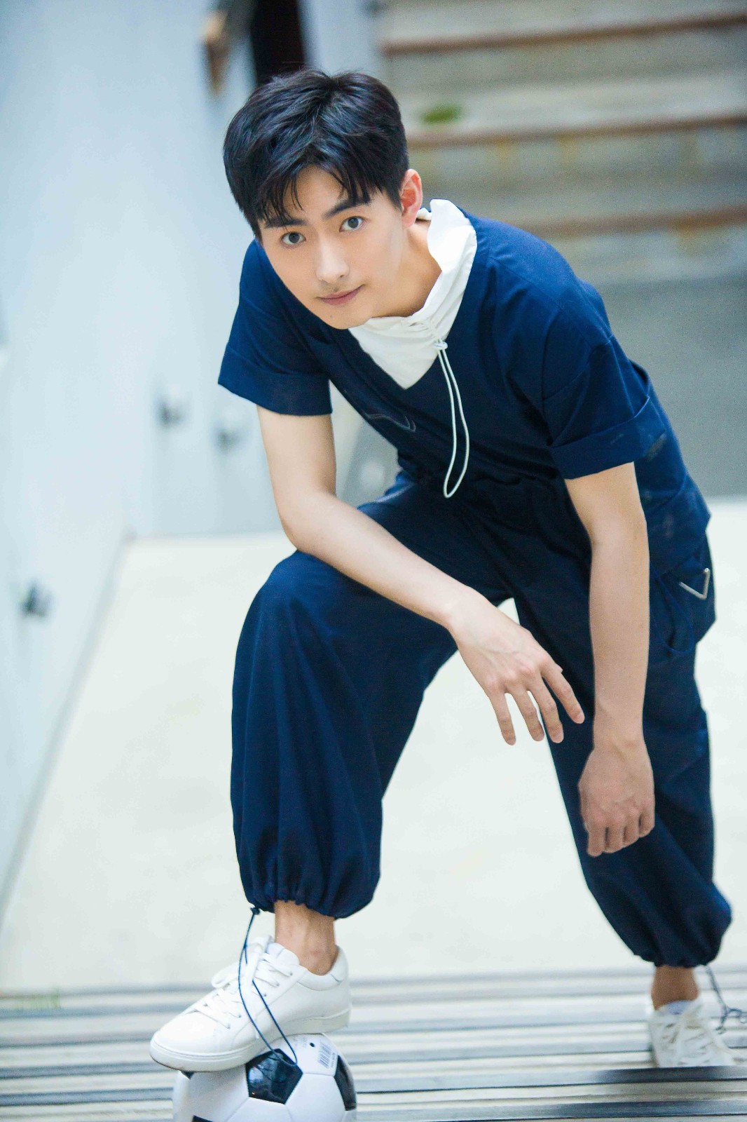 崔航足球风街拍曝光阳光时尚尽显超凡运动实力