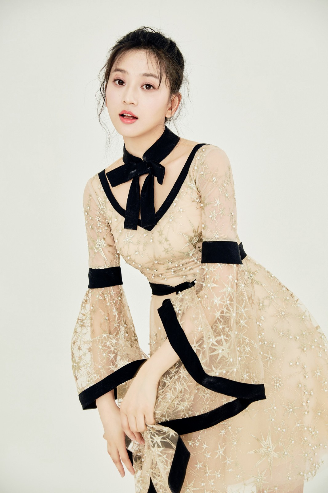 唐本曝光写真大片 香槟金短裙演绎灵动少女