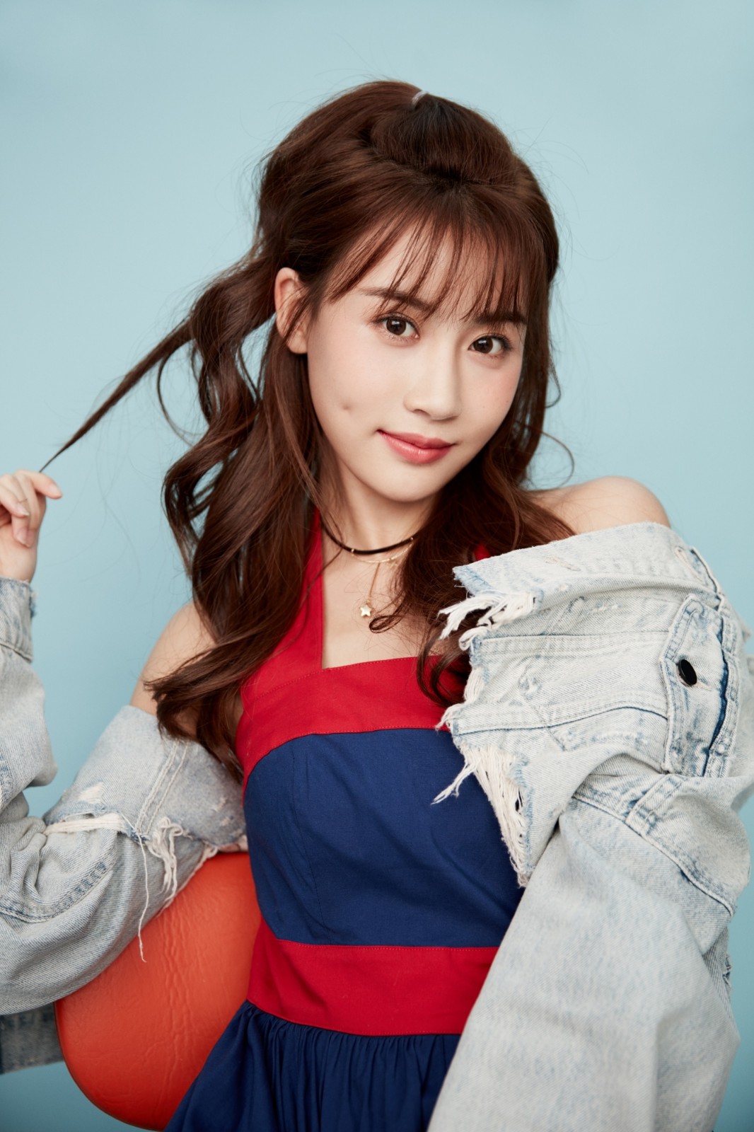 张雅卓夏日写真曝光 神态俏皮尽显芳华