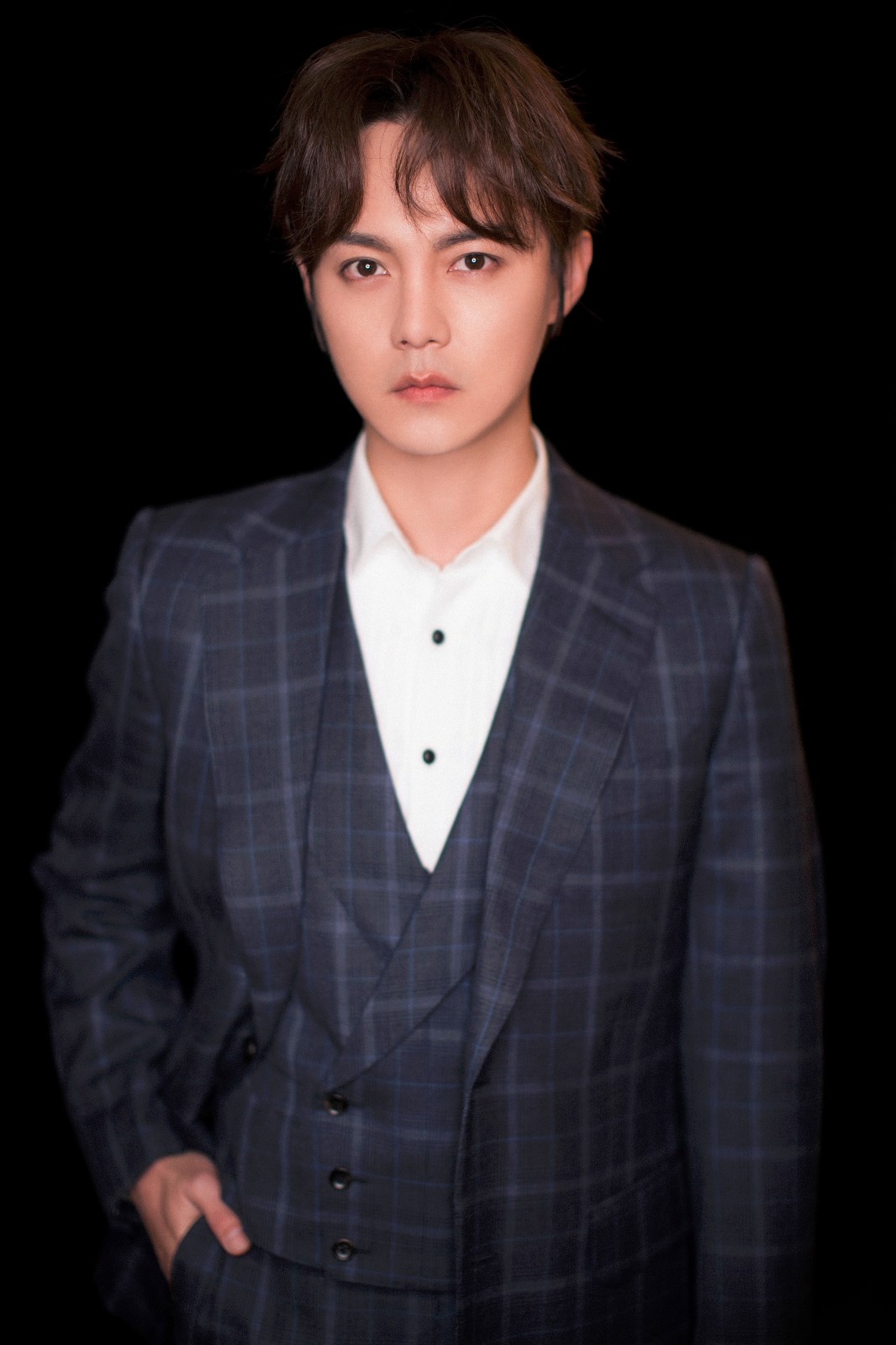 尹正近期时尚造型大盘点 百变造型轻松驾驭