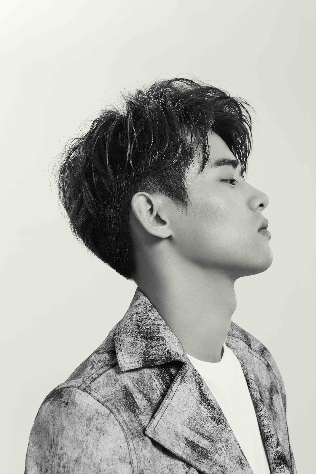 刘冬沁黑白写真曝光 帅酷型男演绎不羁时尚