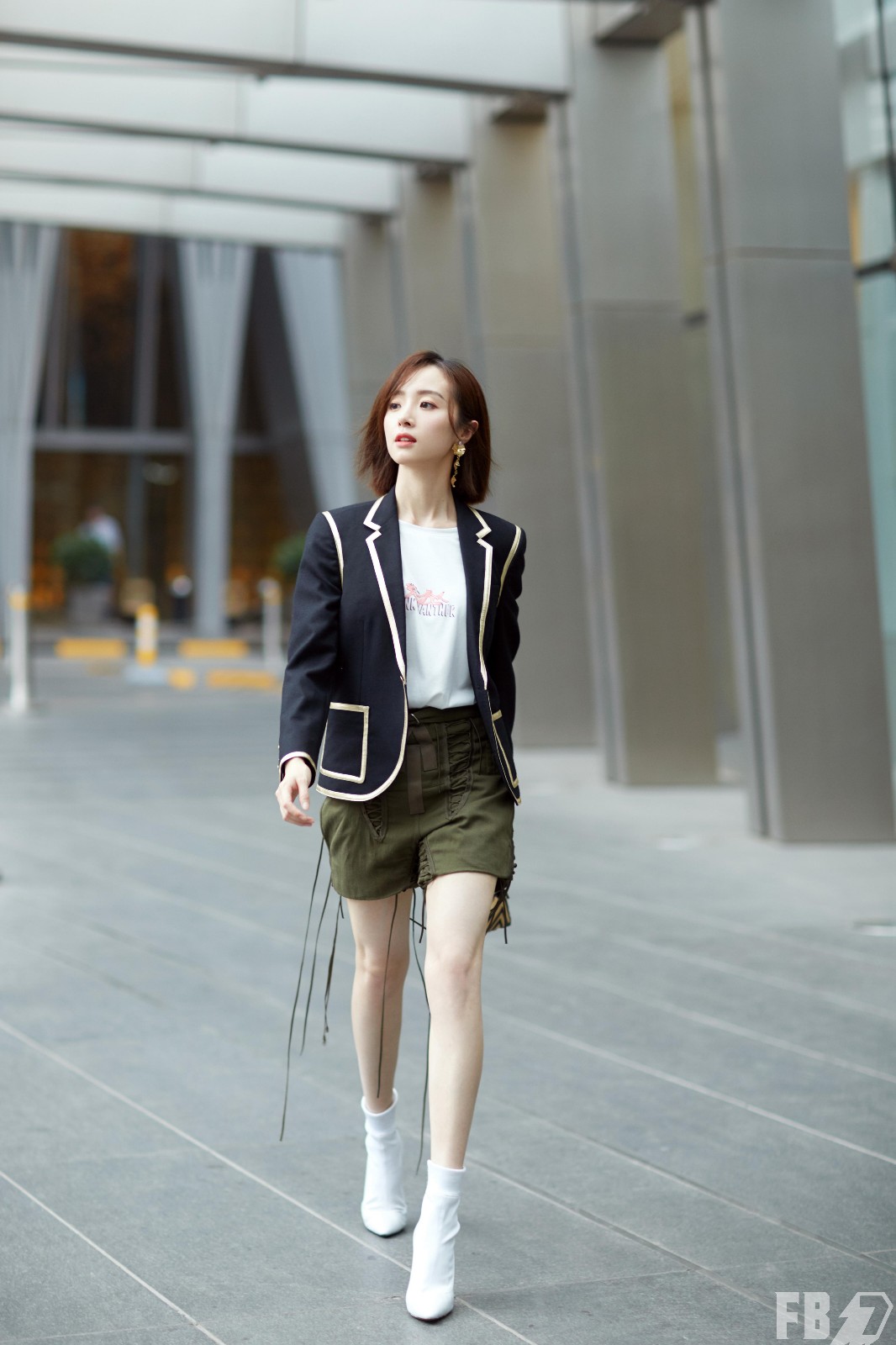 胡冰卿夏日雨中漫步蓝绿色系巧搭清凉出街