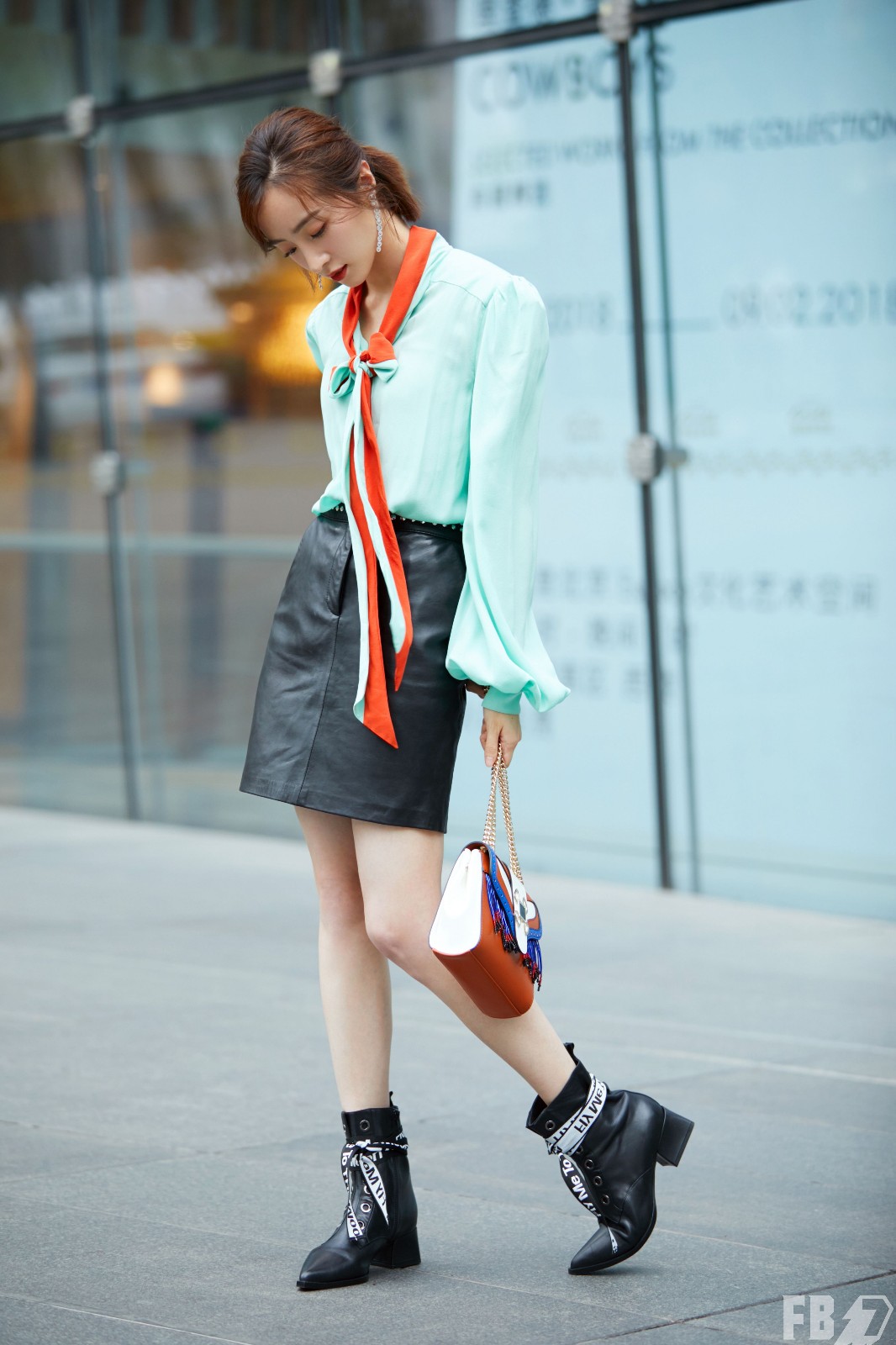 胡冰卿夏日雨中漫步蓝绿色系巧搭清凉出街