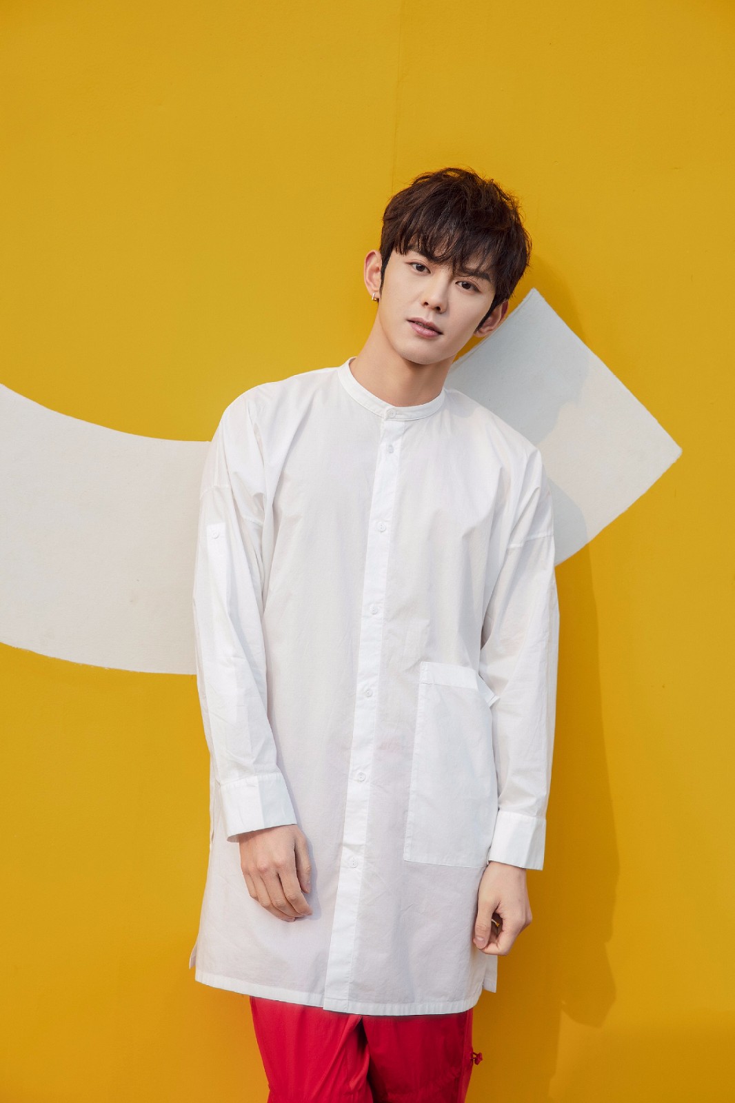 阳光帅气的青春荷尔蒙;镜头前时而深邃清澈的眼眸,时而温柔治愈的笑容