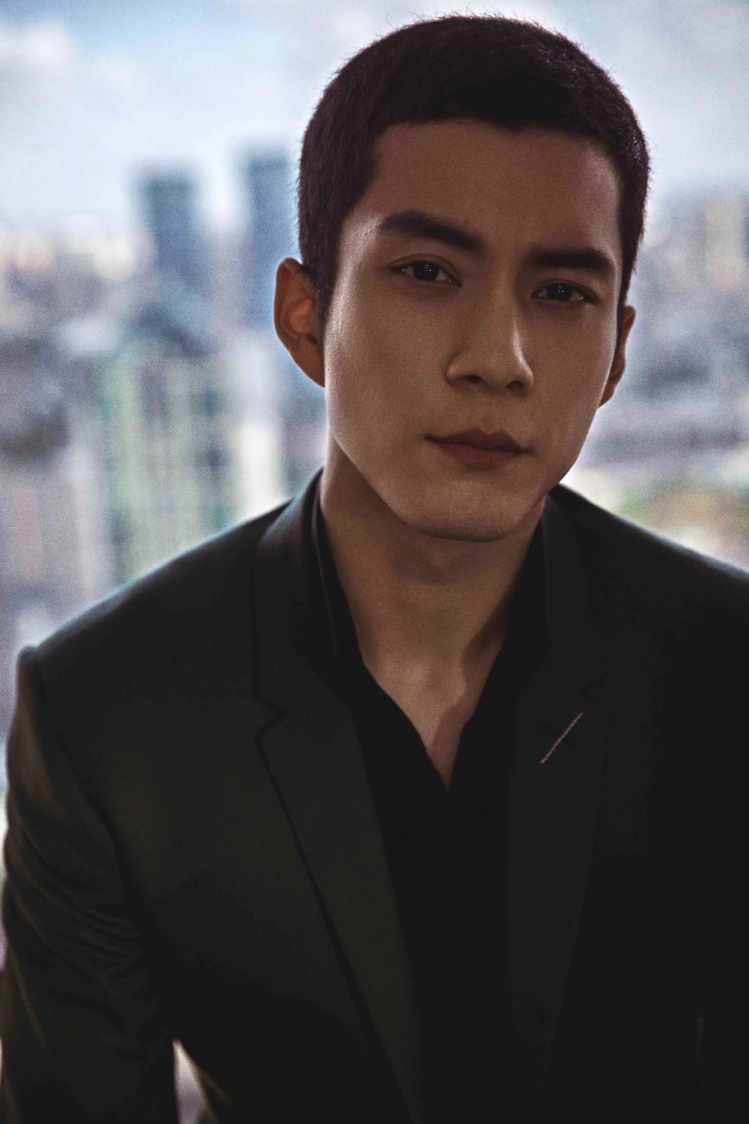 韩东君回归平头造型帅气沉稳荷尔蒙爆棚