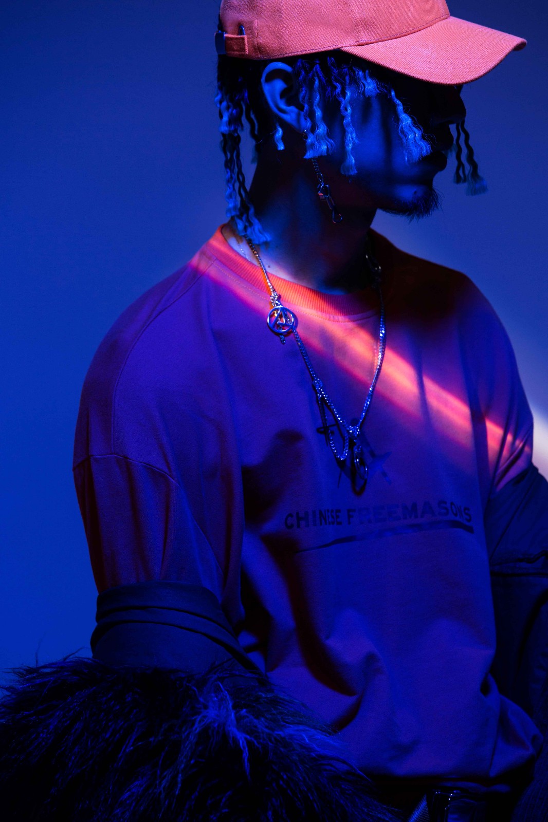 贺仙人色彩冲撞概念写真曝光 发布新歌《带你回家》