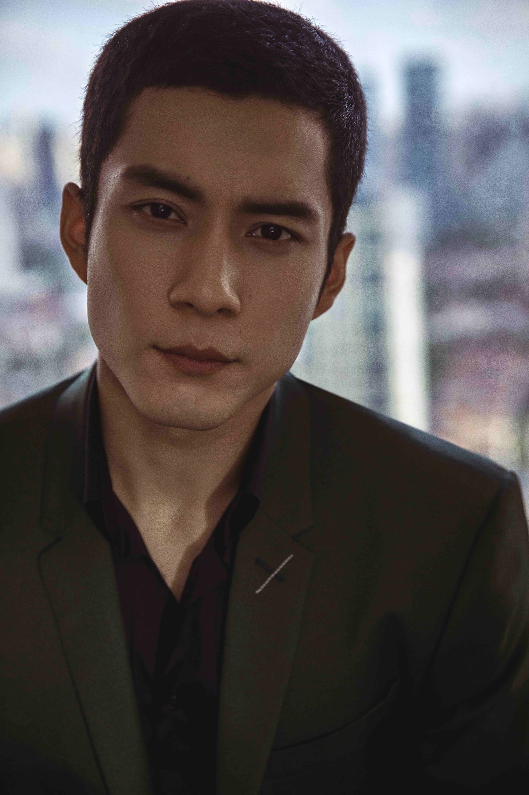 韩东君回归平头造型帅气沉稳荷尔蒙爆棚