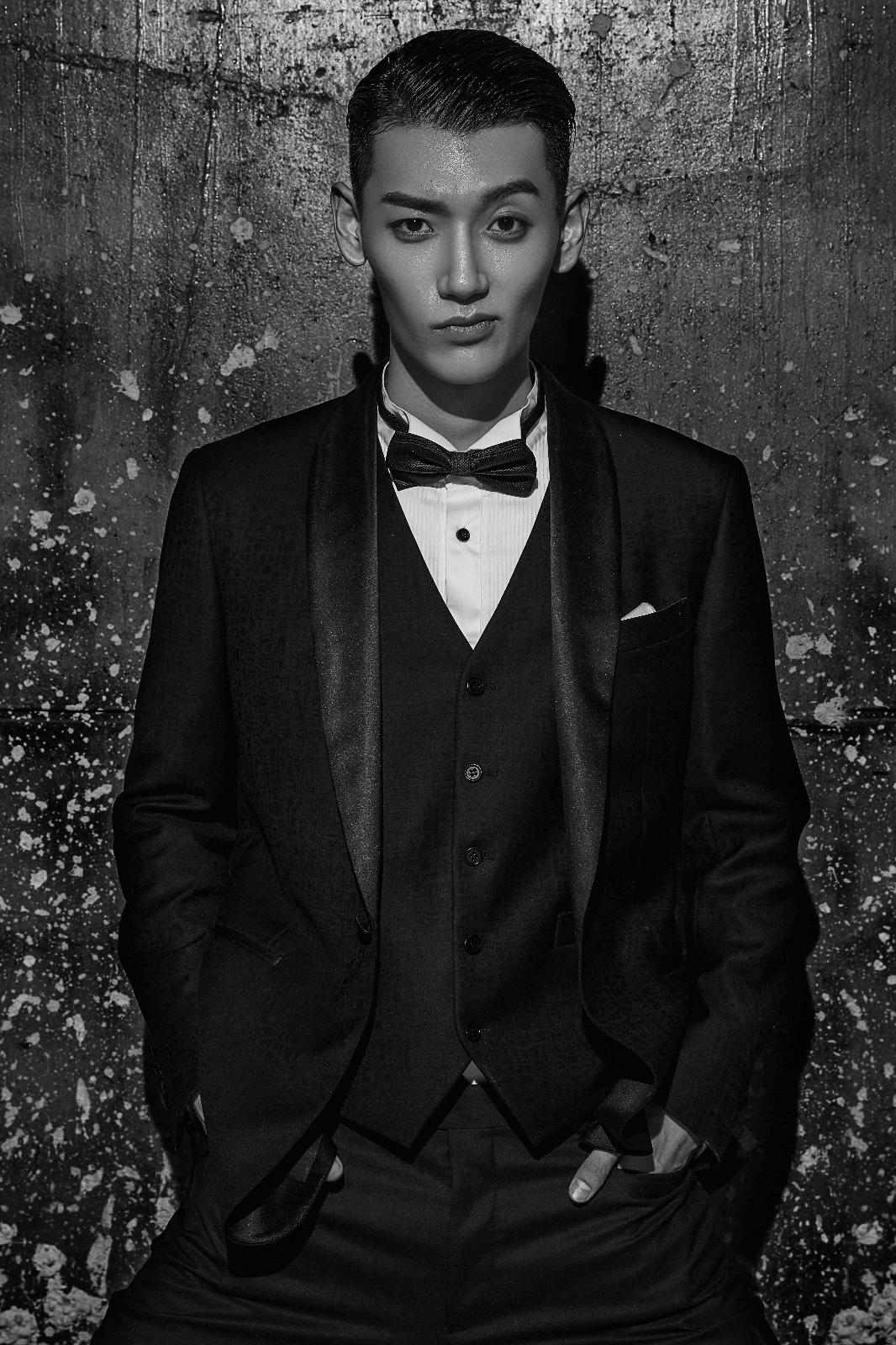 郝帅西装写真曝光 硬朗造型尽显痞帅魅力