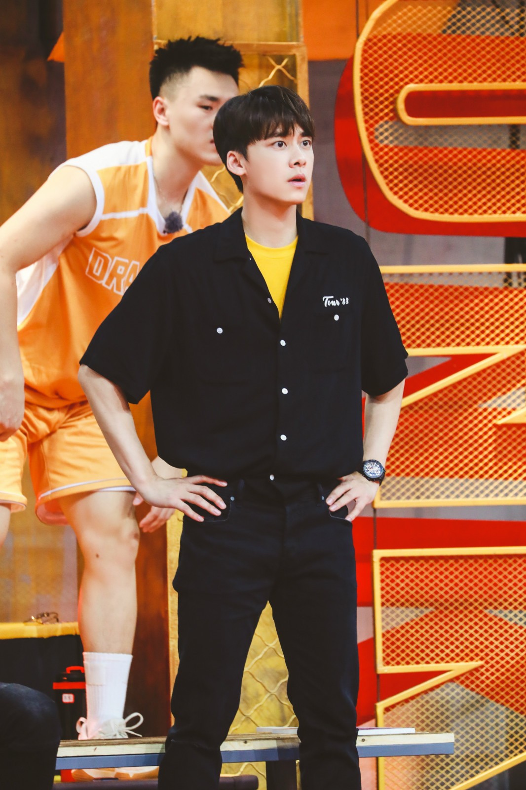 更有一起切磋学习篮球的诚心,轻松自在的评审状态,让大家看到了李易峰