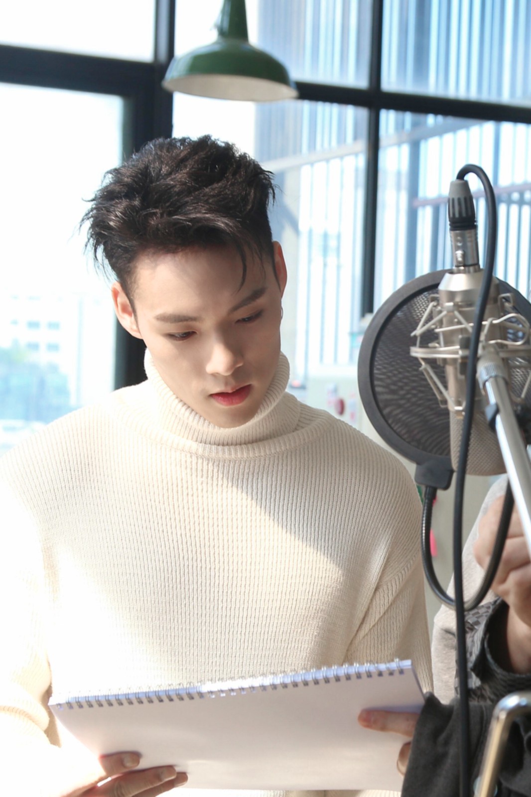 jeffrey董又霖9to5mv上线全能偶像的花式宠溺来袭