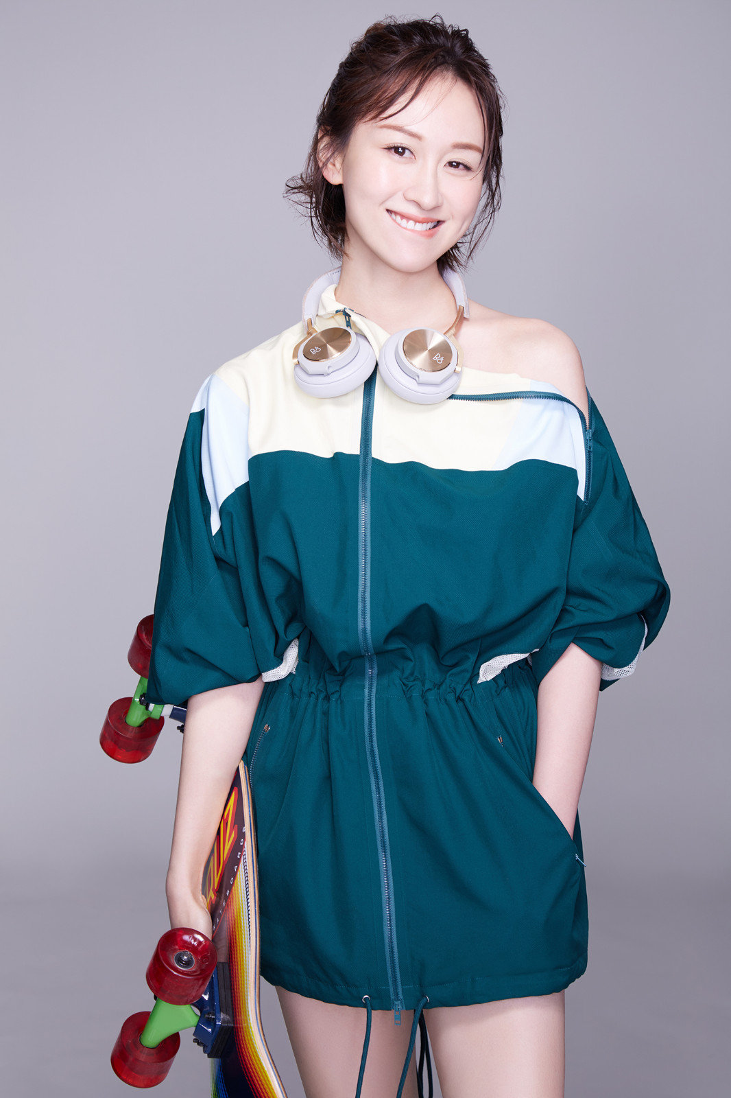 "愉贵人"练练曝光生日写真 反转运动风大秀天鹅颈