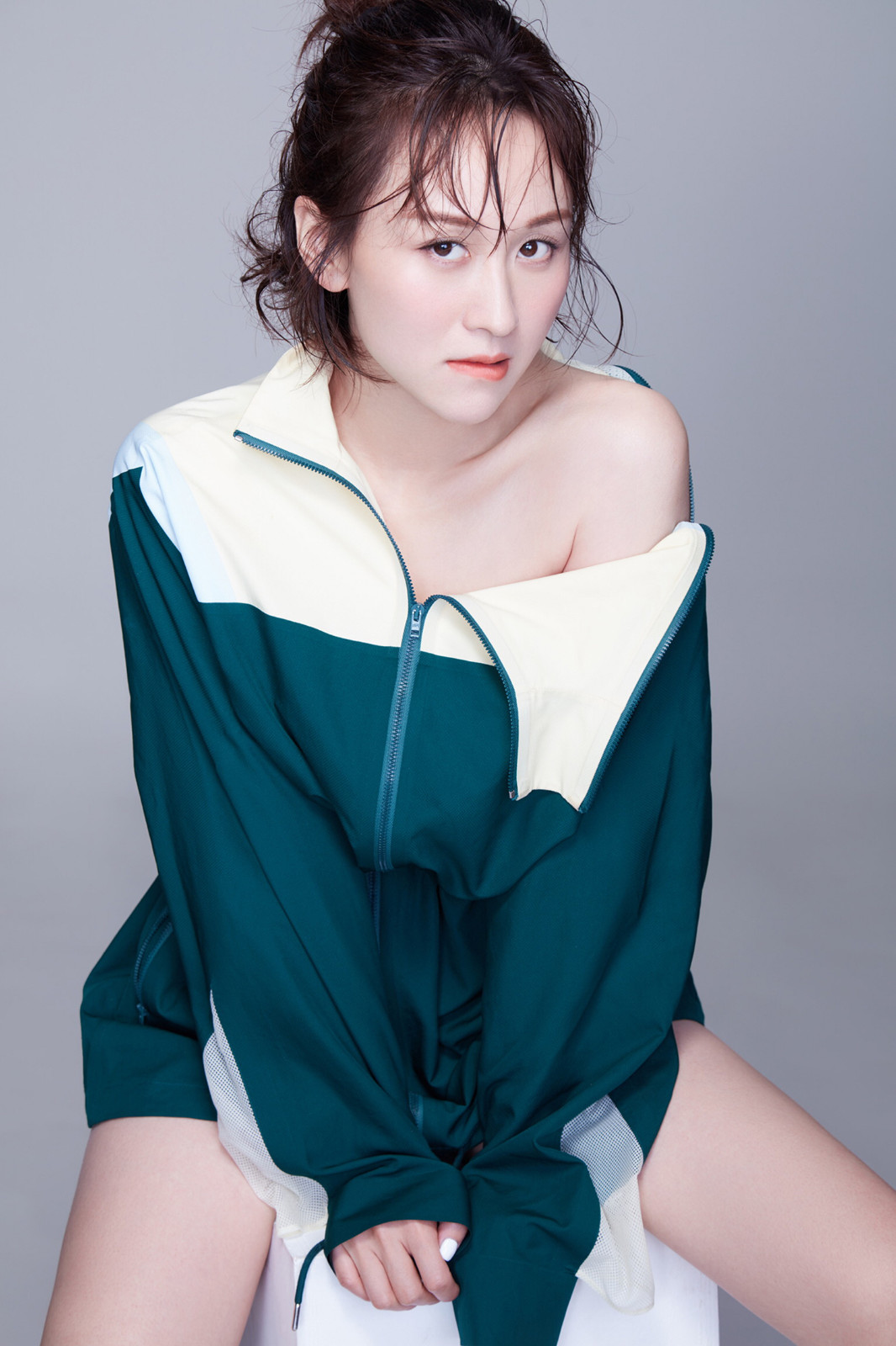 "愉贵人"练练曝光生日写真 反转运动风大秀天鹅颈