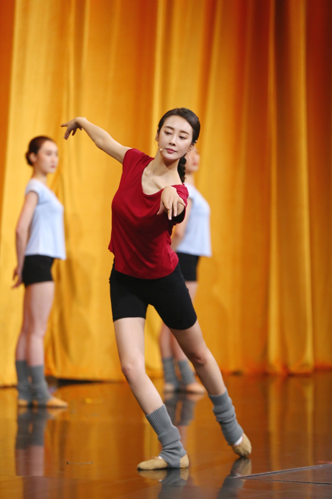 自然流畅,与此同时,李纯在舞台上为观众带来的《沂蒙颂》选段舞蹈表演