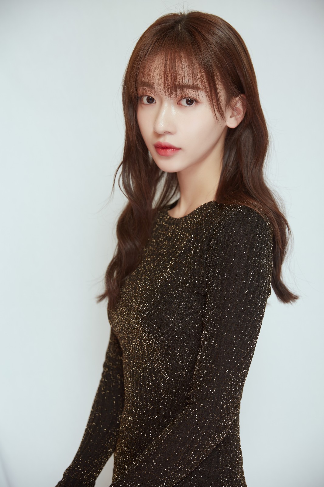 吴谨言亮相新剧宣推会 一袭黑裙尽显优雅气质