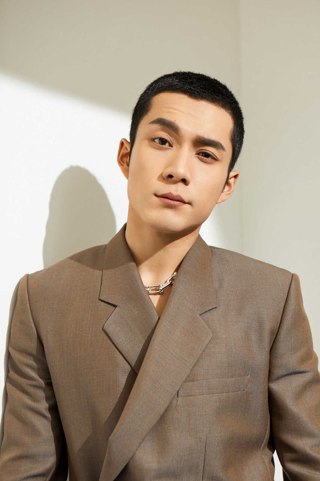 在茂名体制内上班工资很高吗，有的人会瞧不起广州体制外，做服务员都高过他们，为啥会有心态？