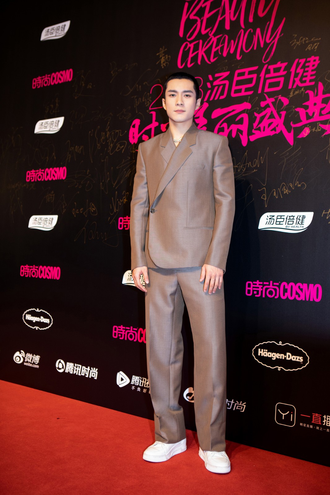 内外兼修才是美韩东君亮相时尚活动畅聊美丽态度