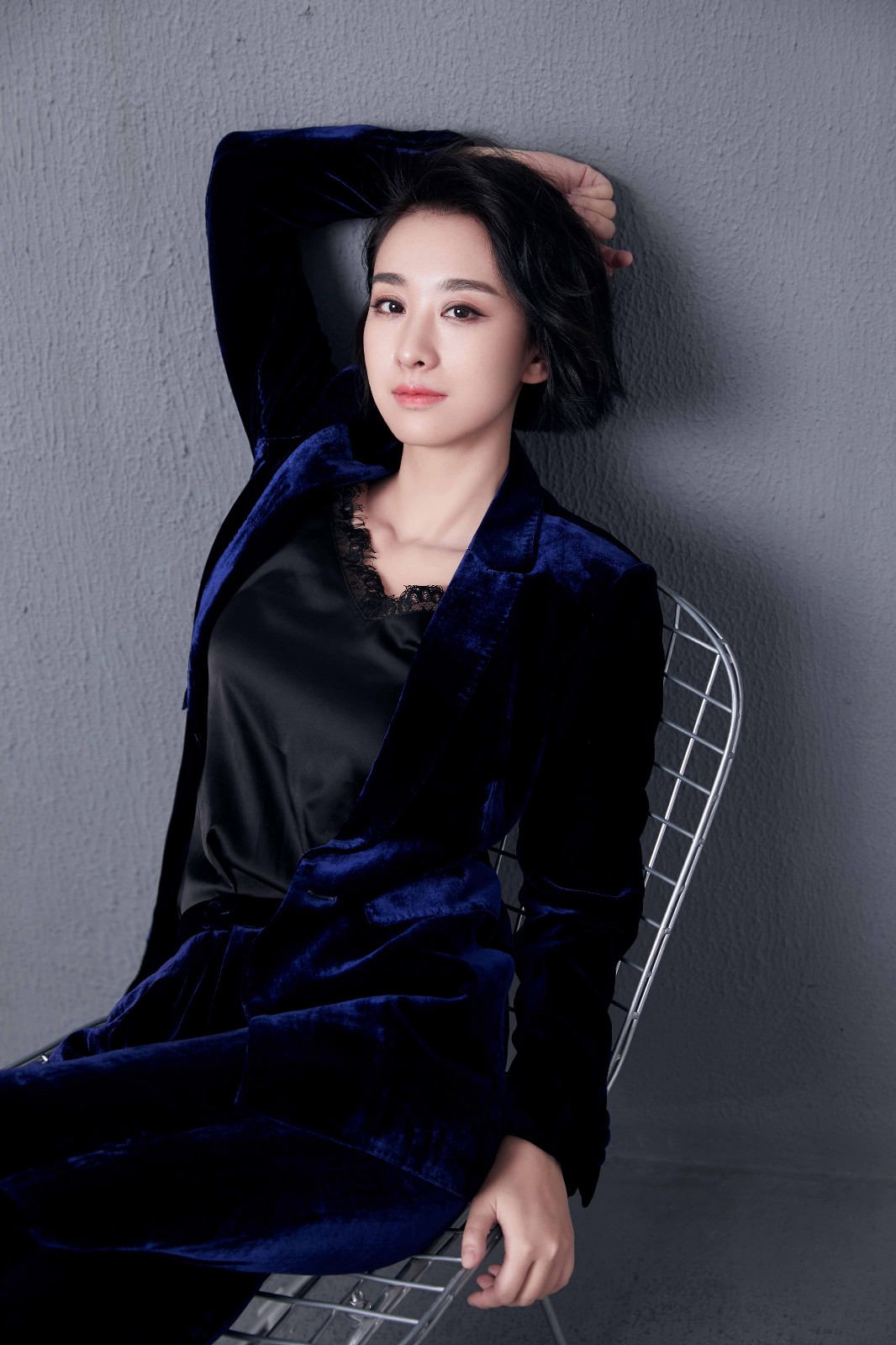 穆婷婷身着深蓝色丝绒西装气场全开