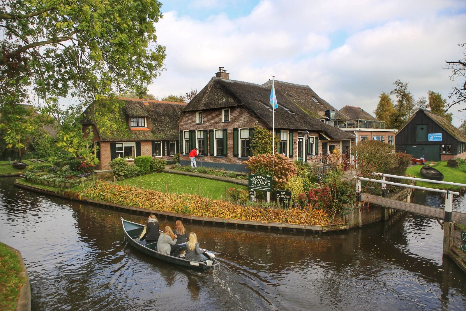 荷兰最著名的水乡美得真像画一样,不要门票也没有成排的商店酒吧