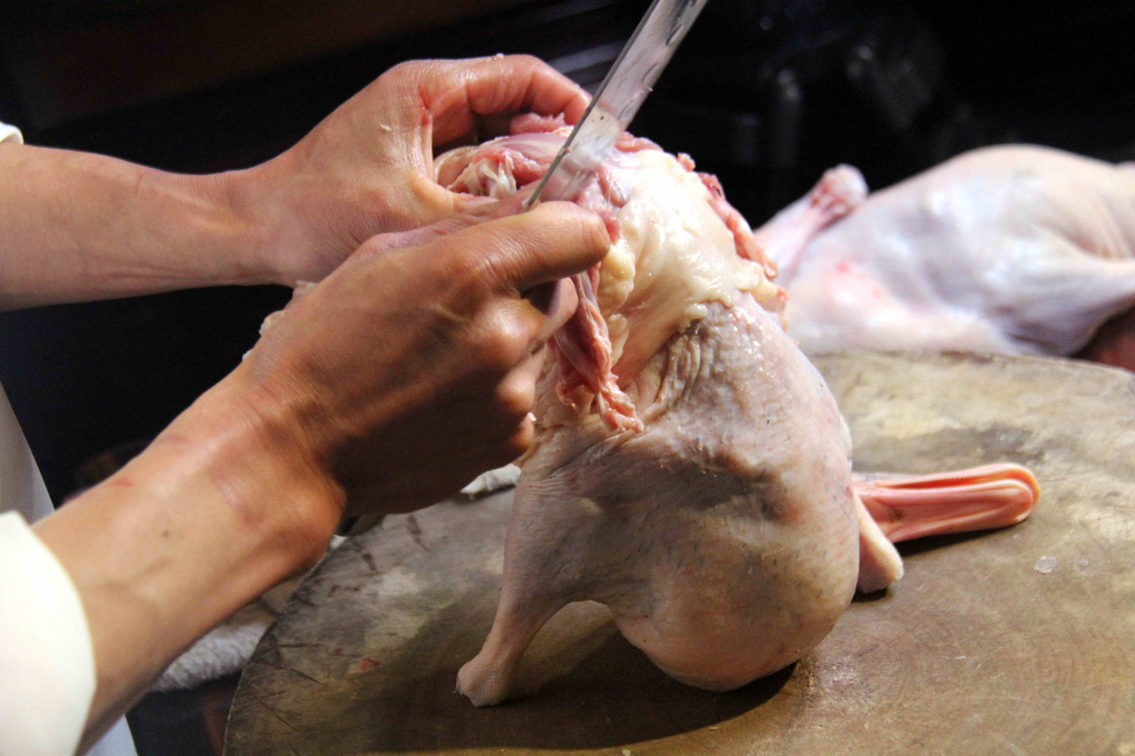 安徽一大厨表演整鸭剔骨绝活,听说最快不要5分钟的才是高手