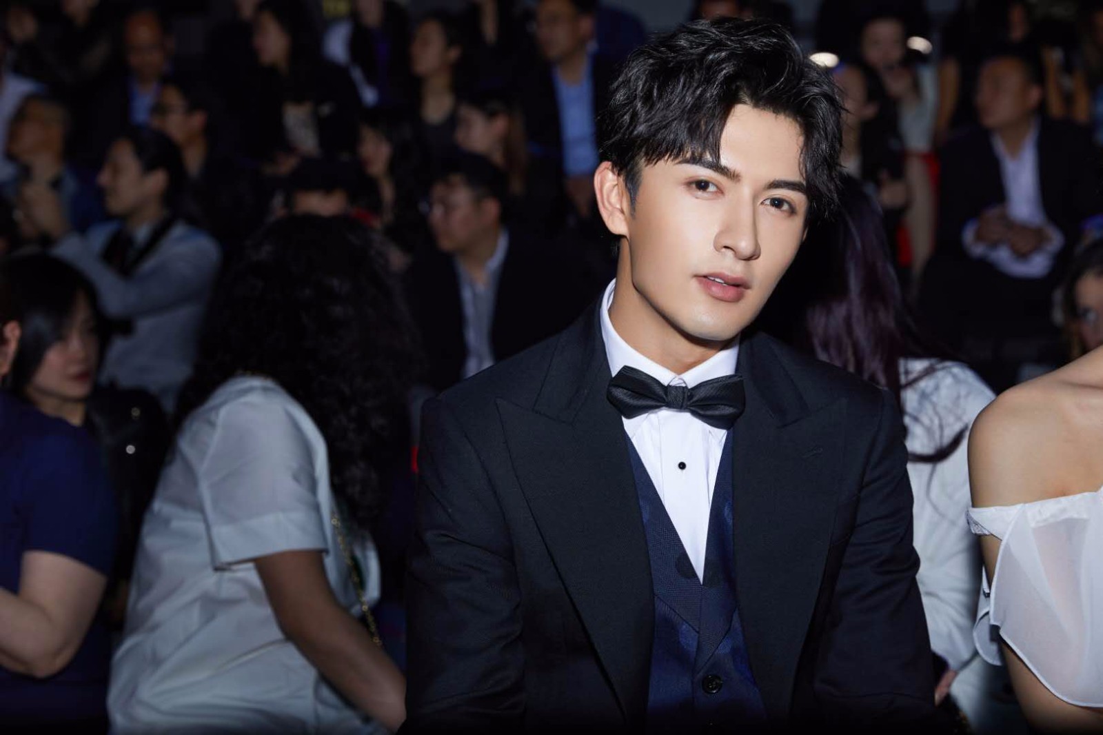 时髦!米热亮相上海时装周盛典 质感西装帅气十足