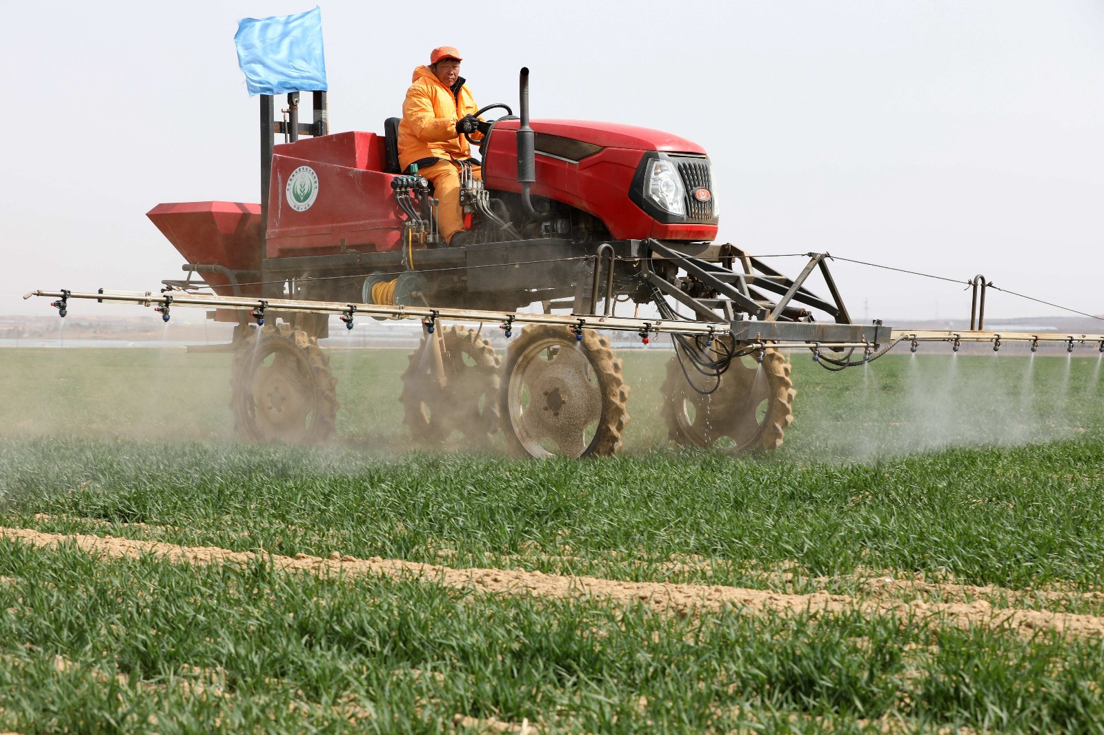 现代化大型植保农机助力麦田管理