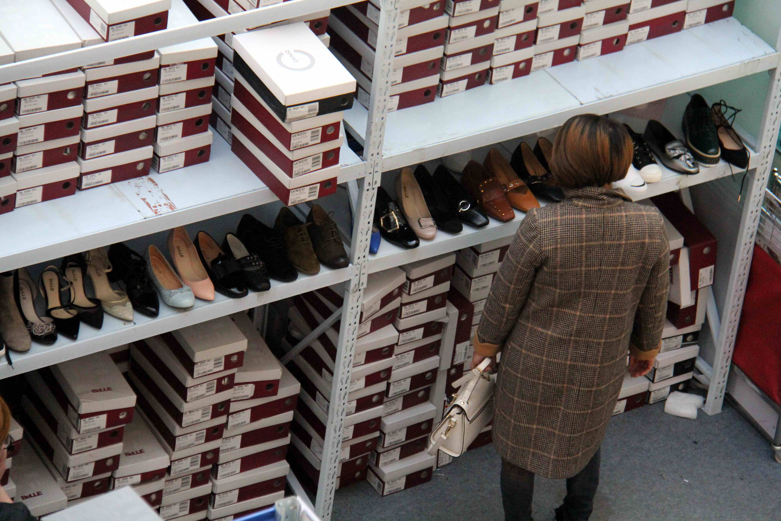 街拍商场刮打折风,一件冬装一双鞋不到100元,值得下手吗?_新浪看点