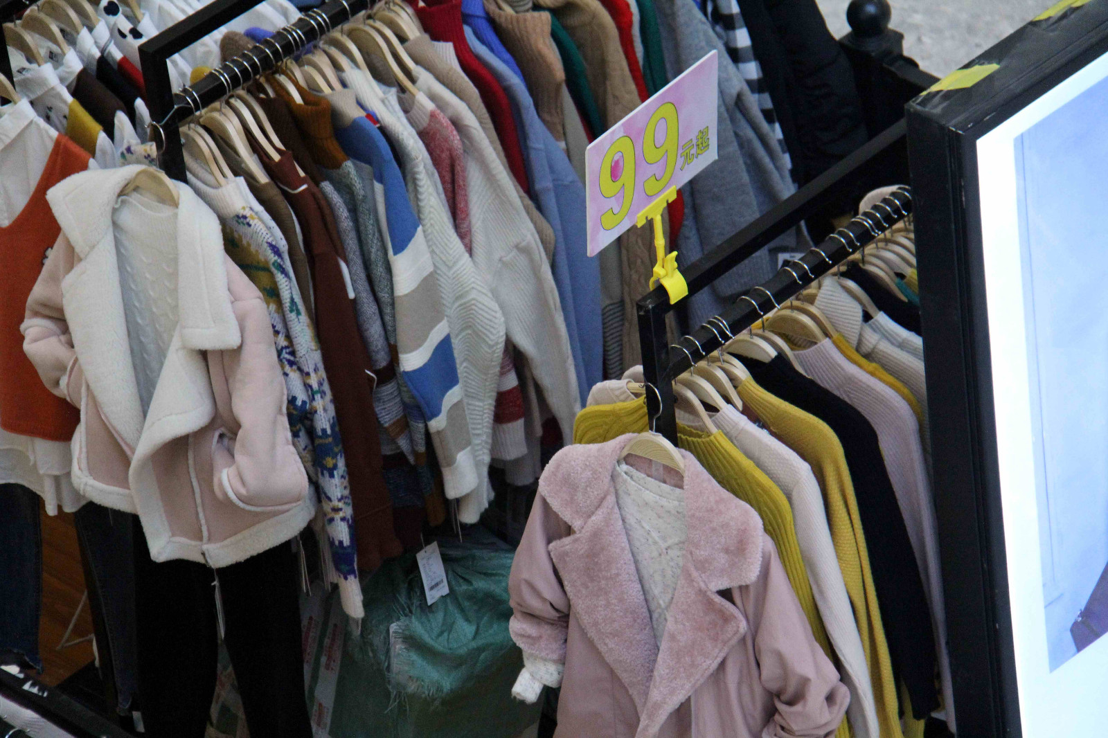 街拍商场刮打折风,一件冬装一双鞋不到100元,值得下手吗?_新浪看点