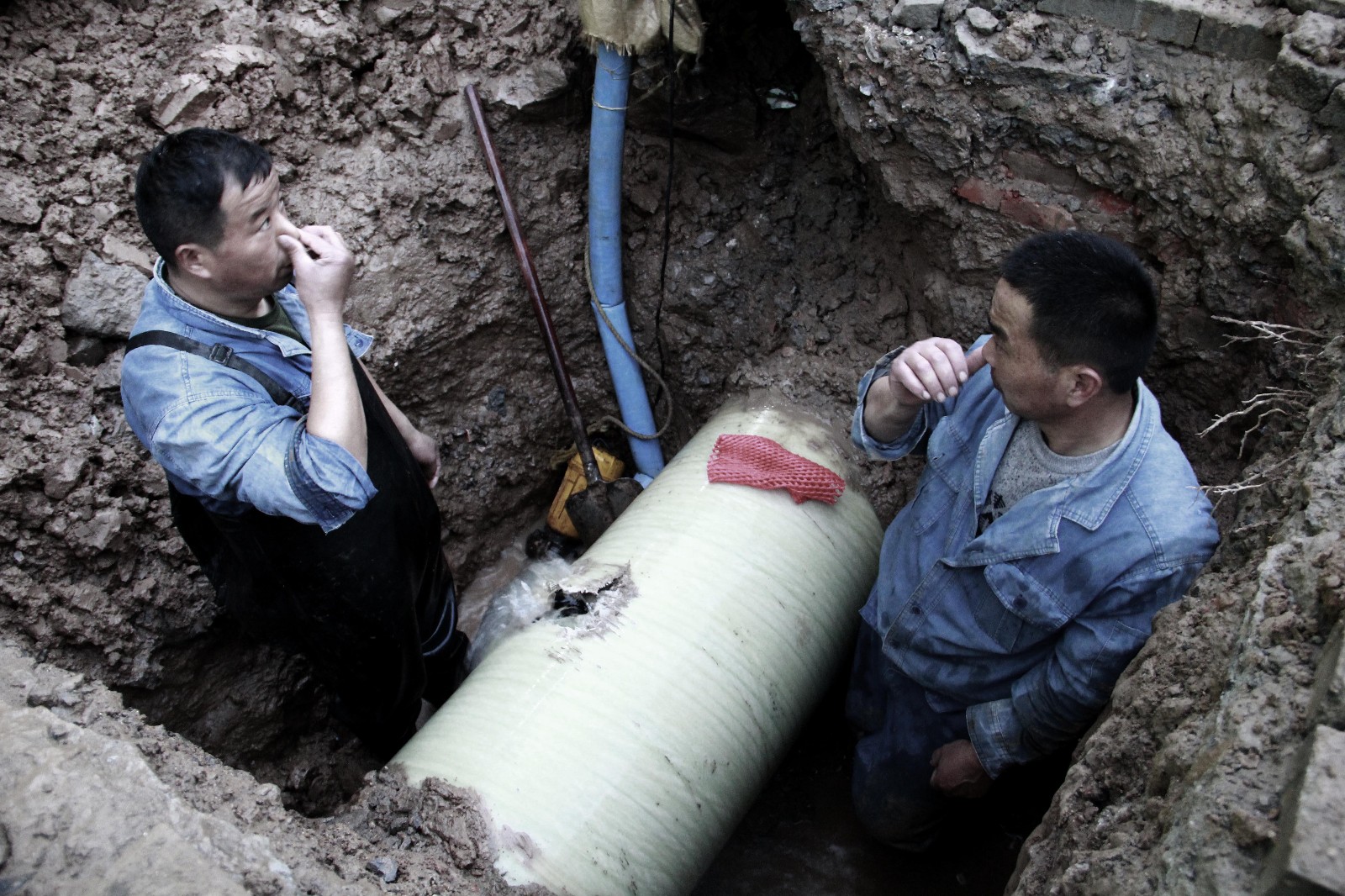 工人浑身湿透紧张抢修水管 市民趁机取水_新浪看点