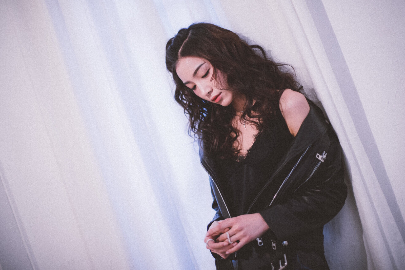 小花张南出席品牌活动 all black摇滚少女范十足