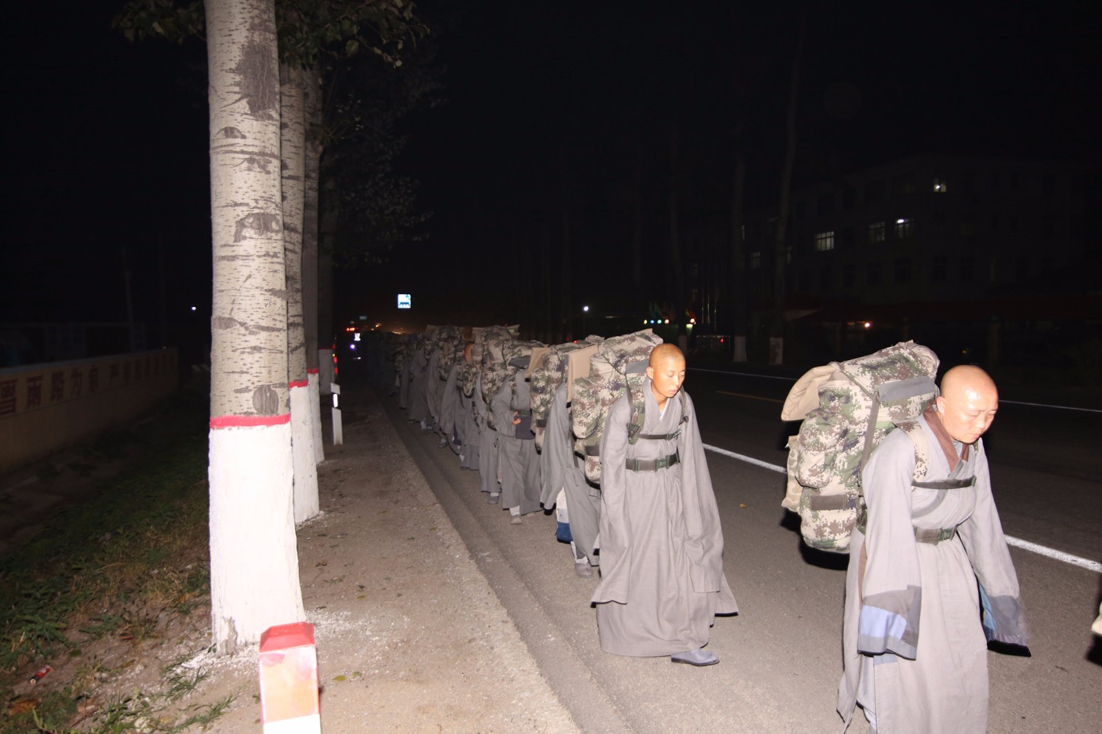 镜头下:全国唯一不受捐赠的女僧众,餐风露宿,从不接人钱财