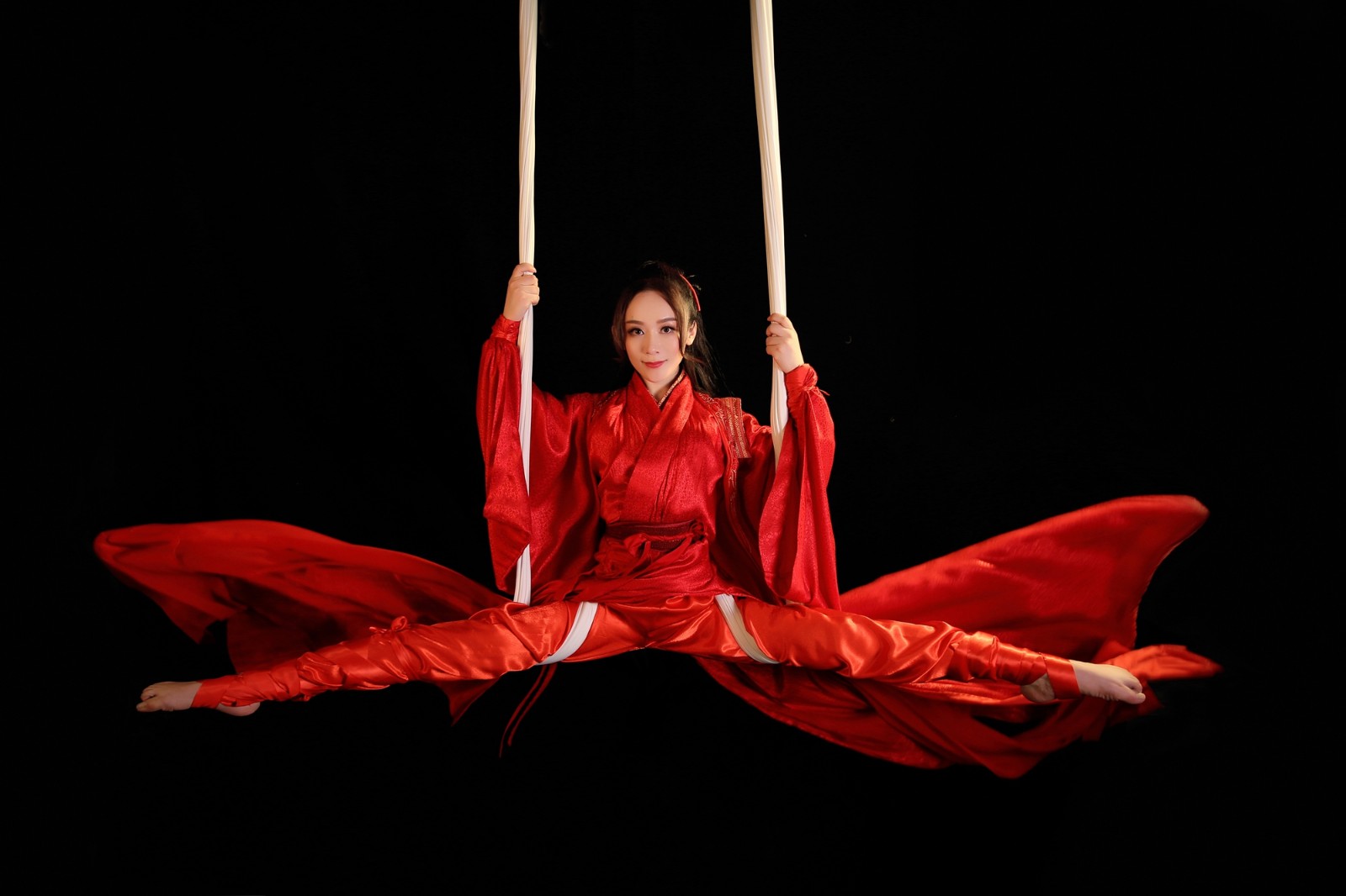 郑州古装美女空中练瑜伽像拍武侠片网友直呼太刺激