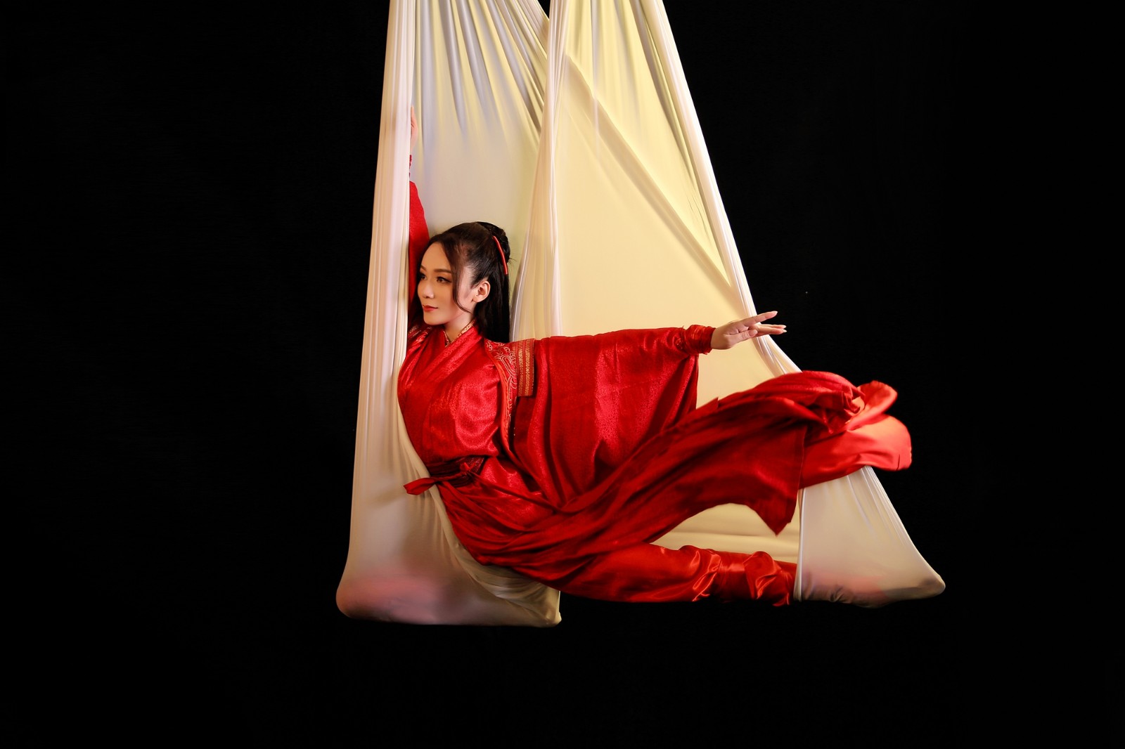 郑州古装美女空中练瑜伽像拍武侠片网友直呼太刺激