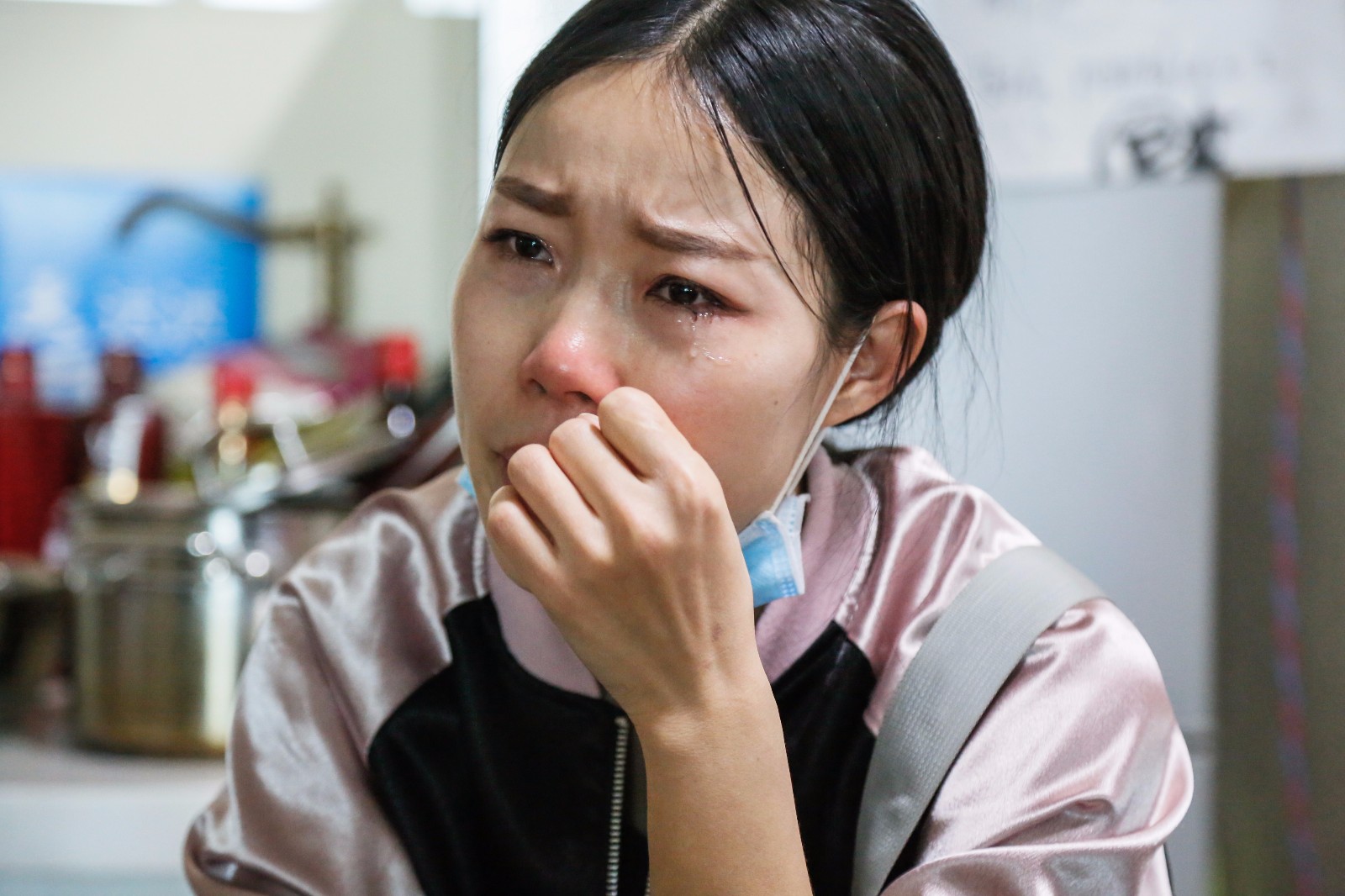 一家老弱病残 顶梁柱突患血癌 妈妈背孩子沿村乞讨为其凑移植费_新浪