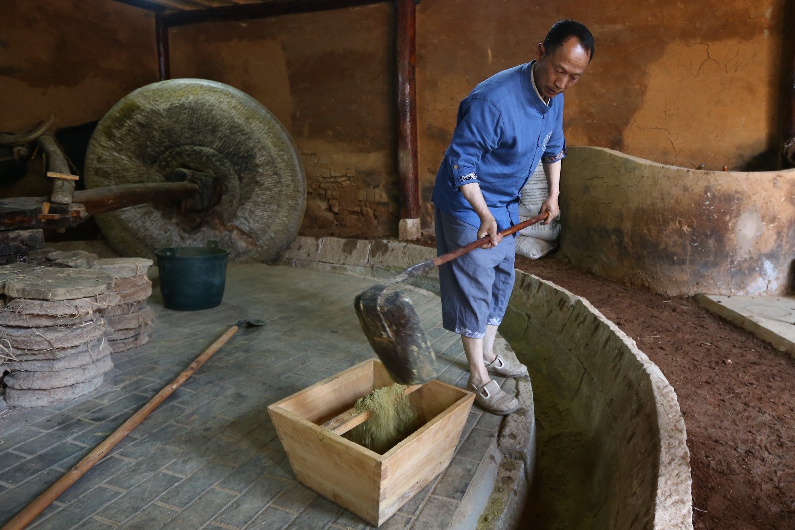 昆明百年油坊再飘香 再现300年前古法榨油