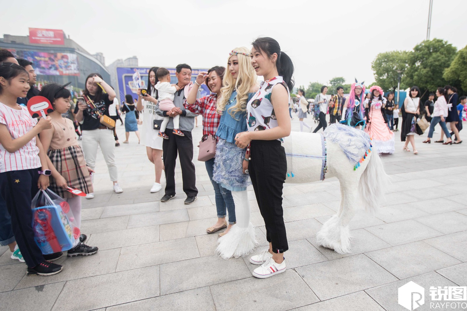 女子"半人马"造型亮相引关注 网友:能不能骑?