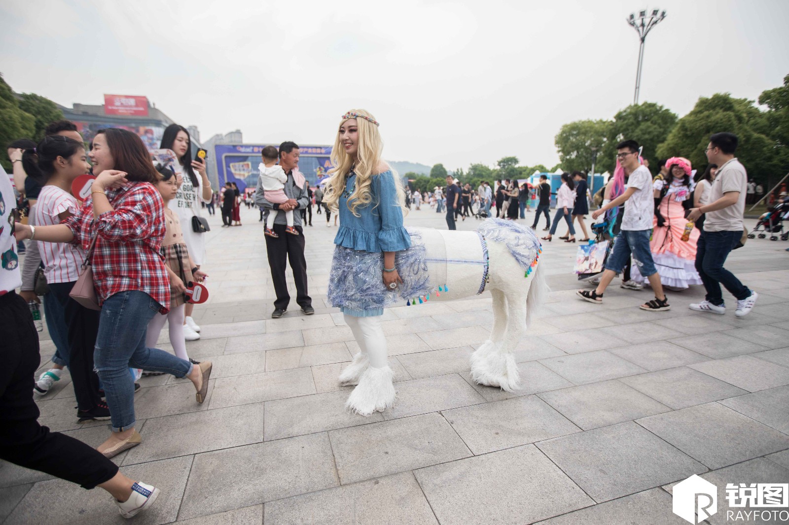 女子"半人马"造型亮相引关注 网友:能不能骑?