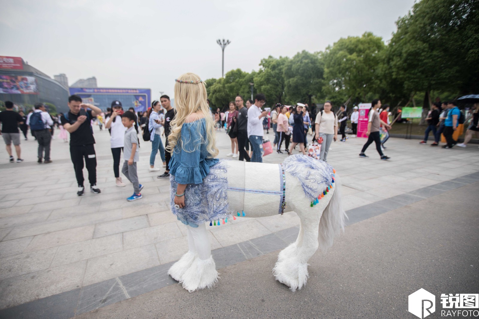 女子"半人马"造型亮相引关注 网友:能不能骑?