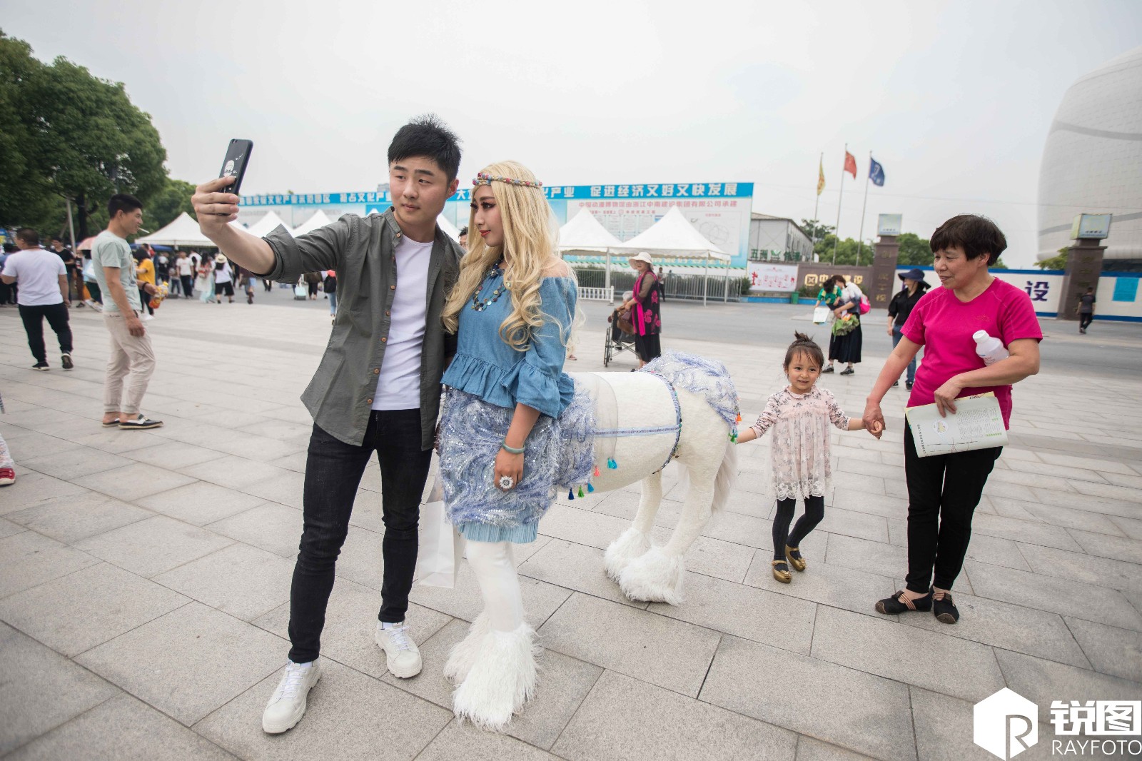 女子"半人马"造型亮相引关注 网友:能不能骑?