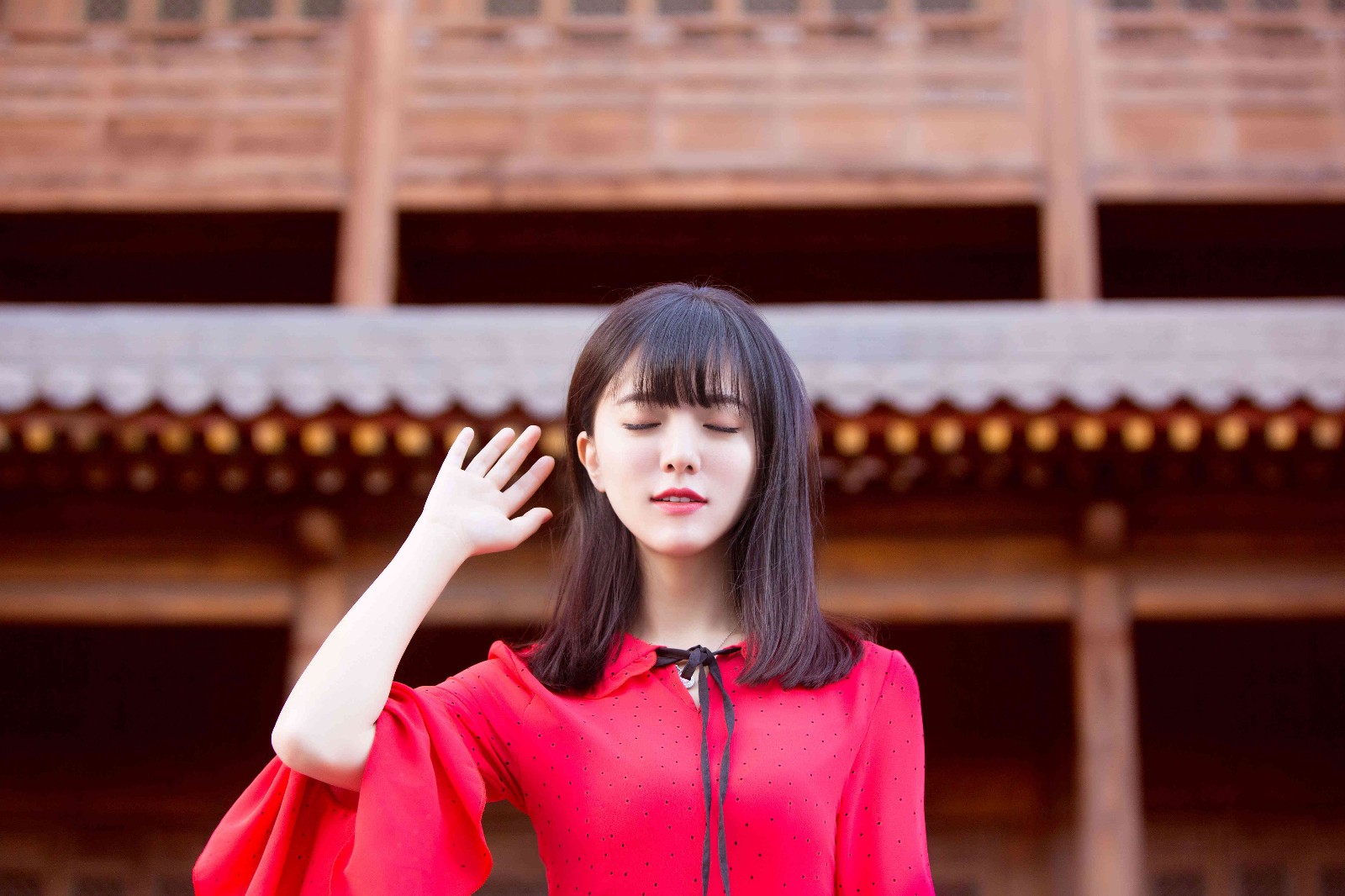 阿兰化身古城少女 红衣暖阳治愈无限