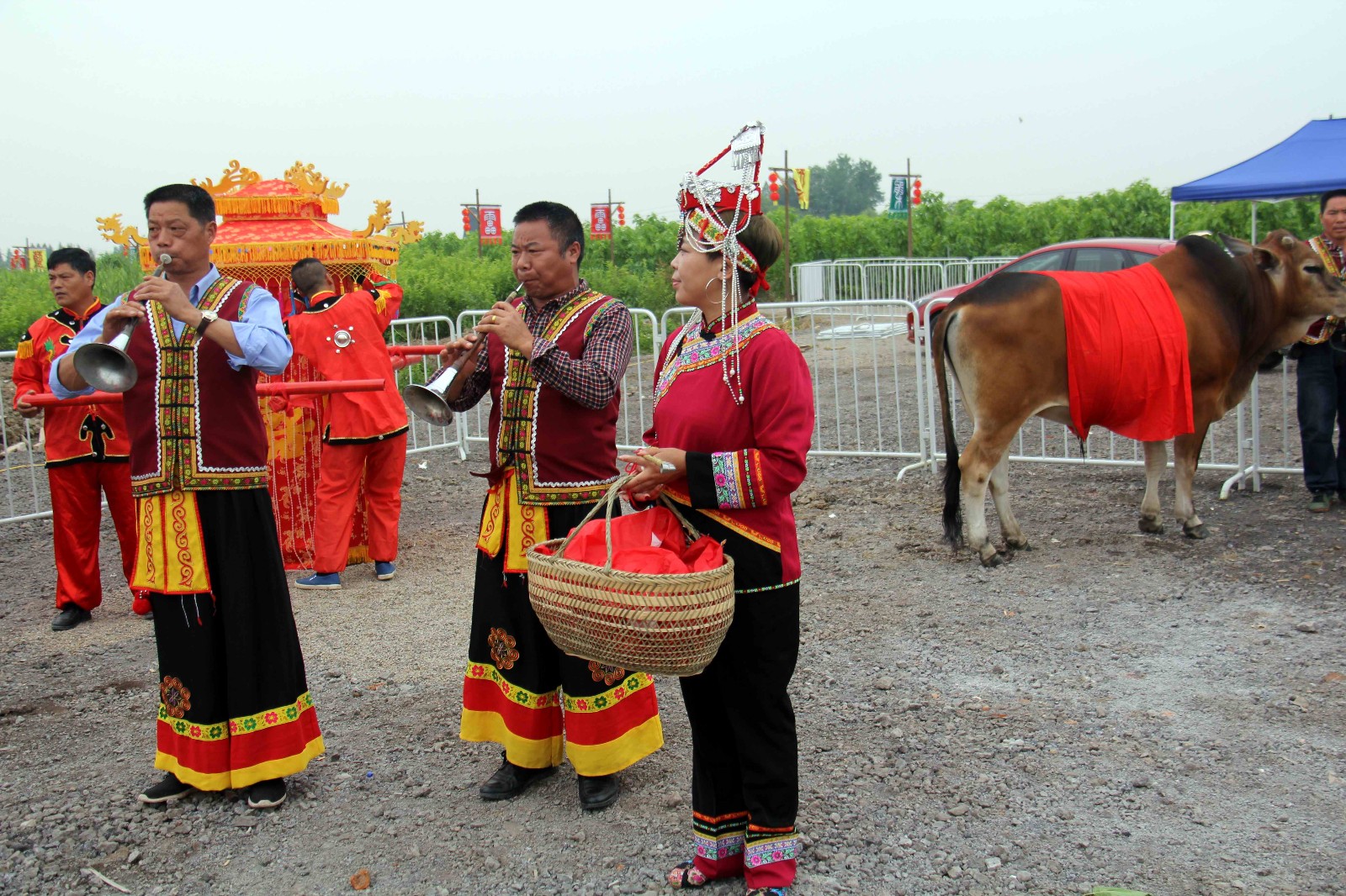 中国这个少数民族婚礼,热热闹闹很有趣