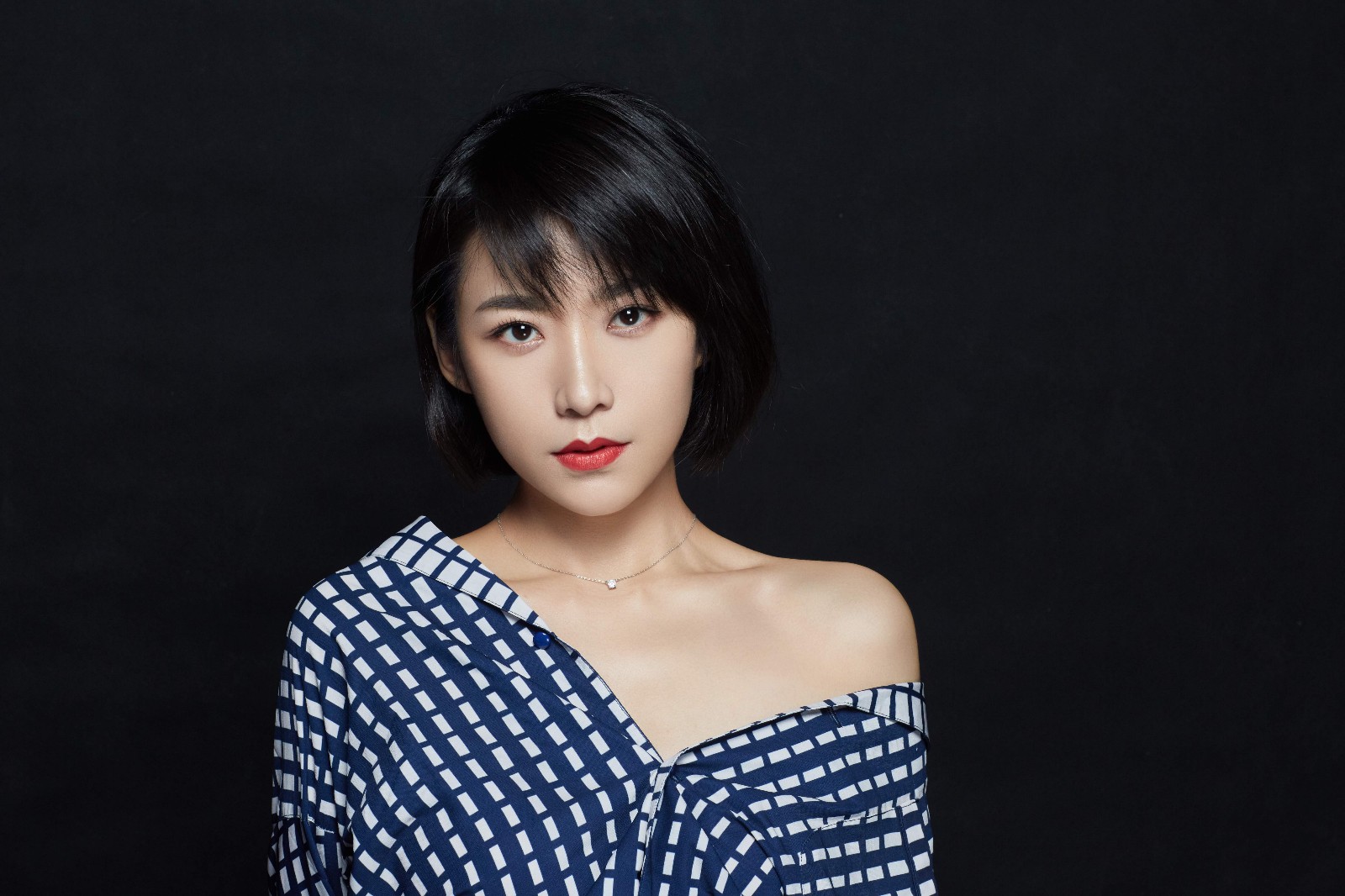 吕晓霖玩儿转"不好好穿衣"系列 探索时尚不停歇