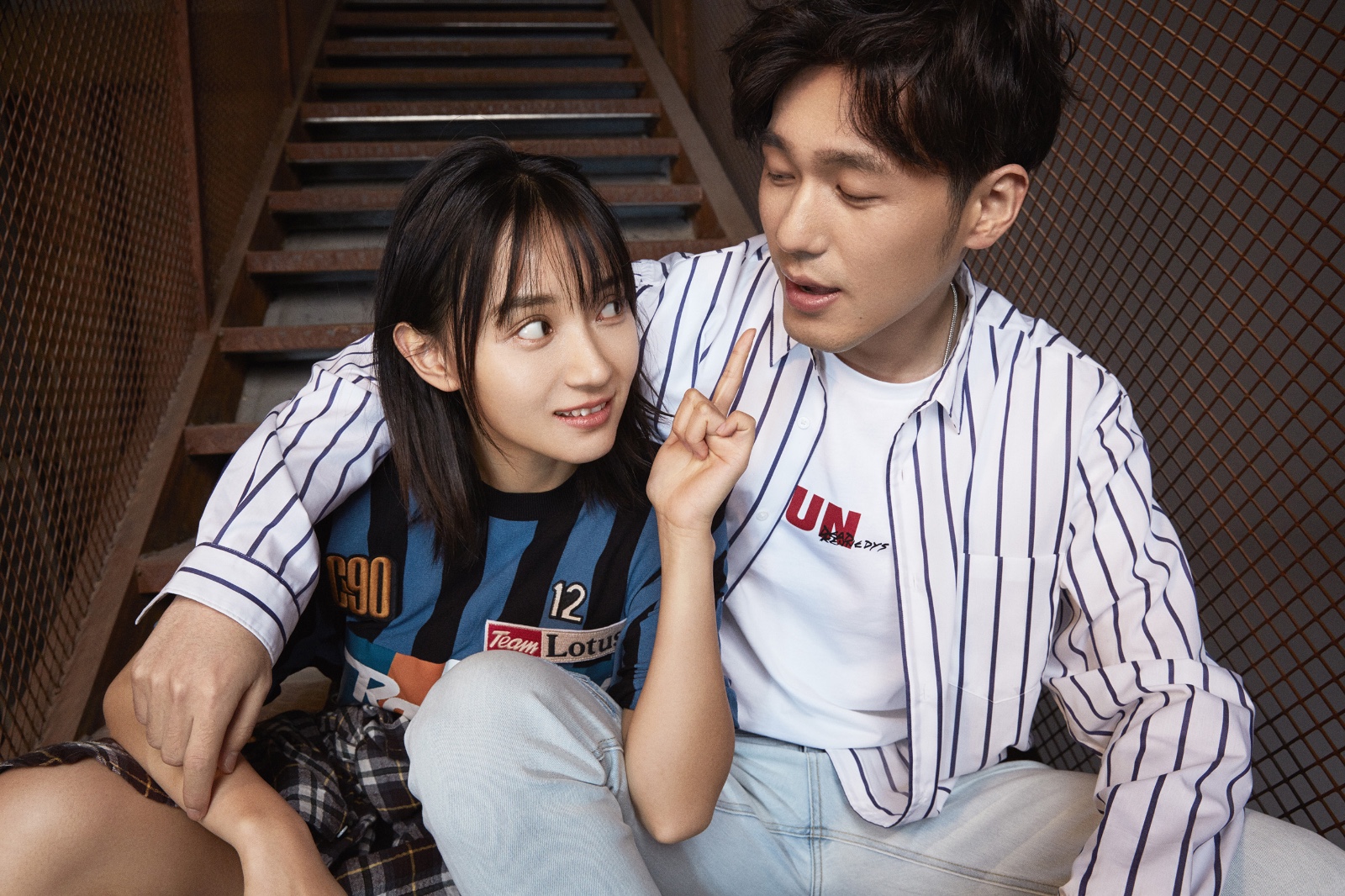 今天,演员白宇,卜冠今曝光一组最新的休闲风写真,照片中,白宇身穿白色