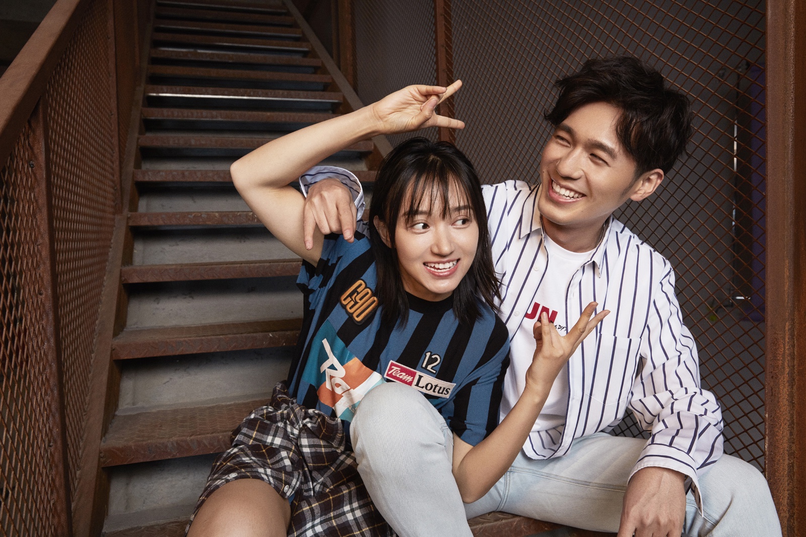 今天,演员白宇,卜冠今曝光一组最新的休闲风写真,照片中,白宇身穿白色