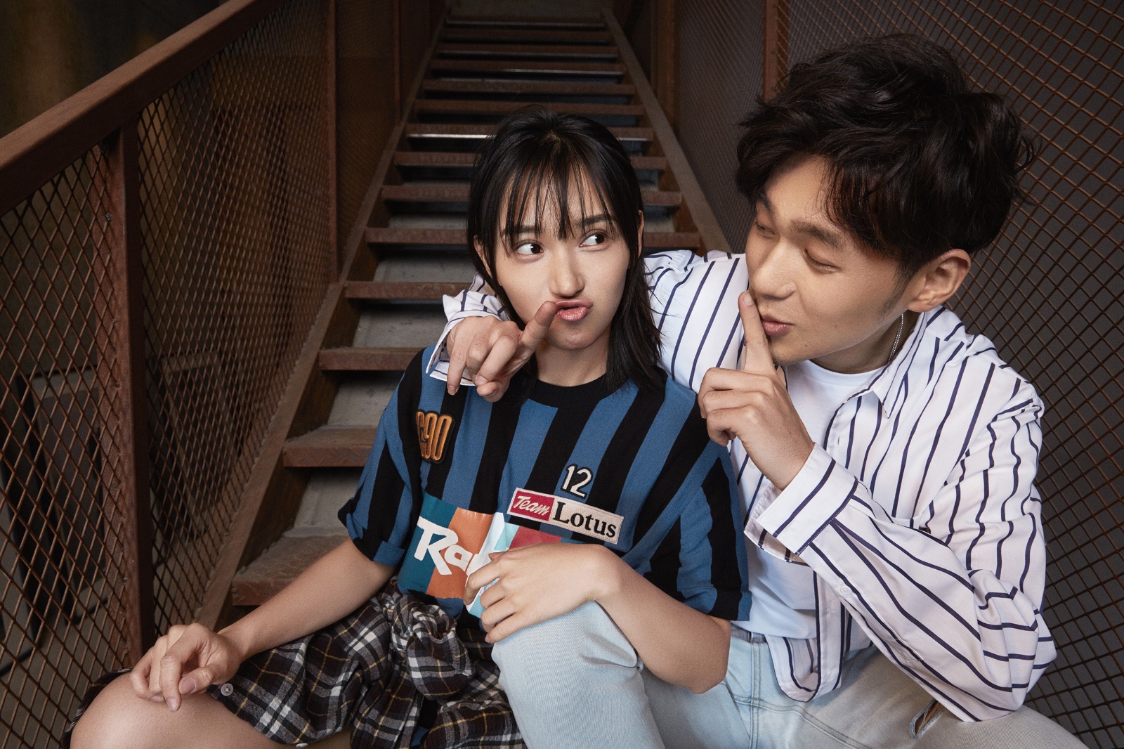 今天,演员白宇,卜冠今曝光一组最新的休闲风写真,照片中,白宇身穿白色