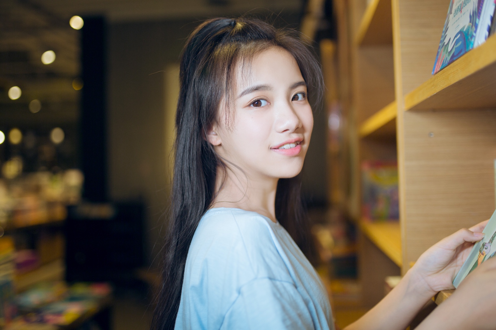 刘宸希书店写真曝光 助力高考展现青春朝气