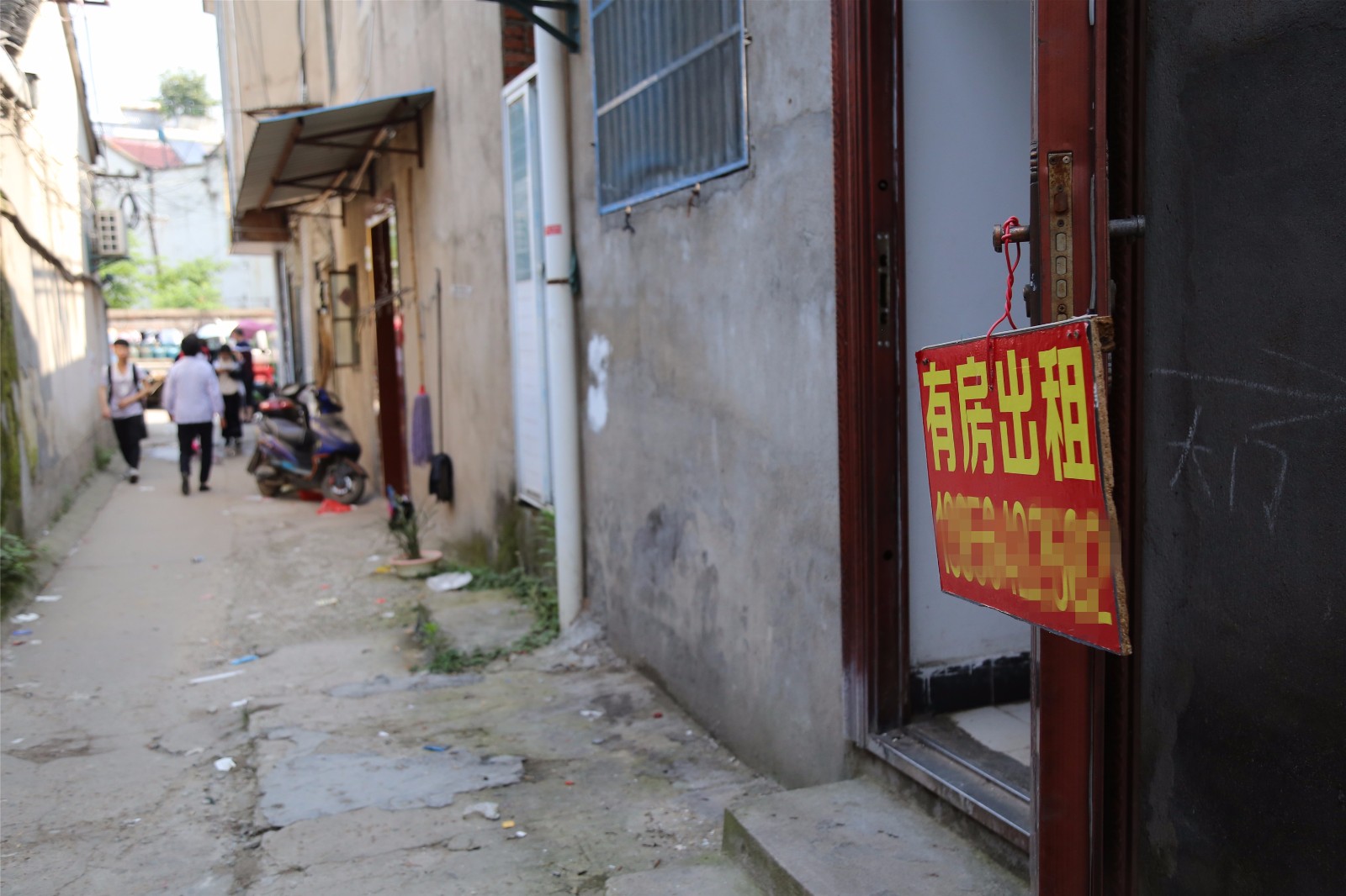 高考生离校出租房空置 房东校门口排队等租客