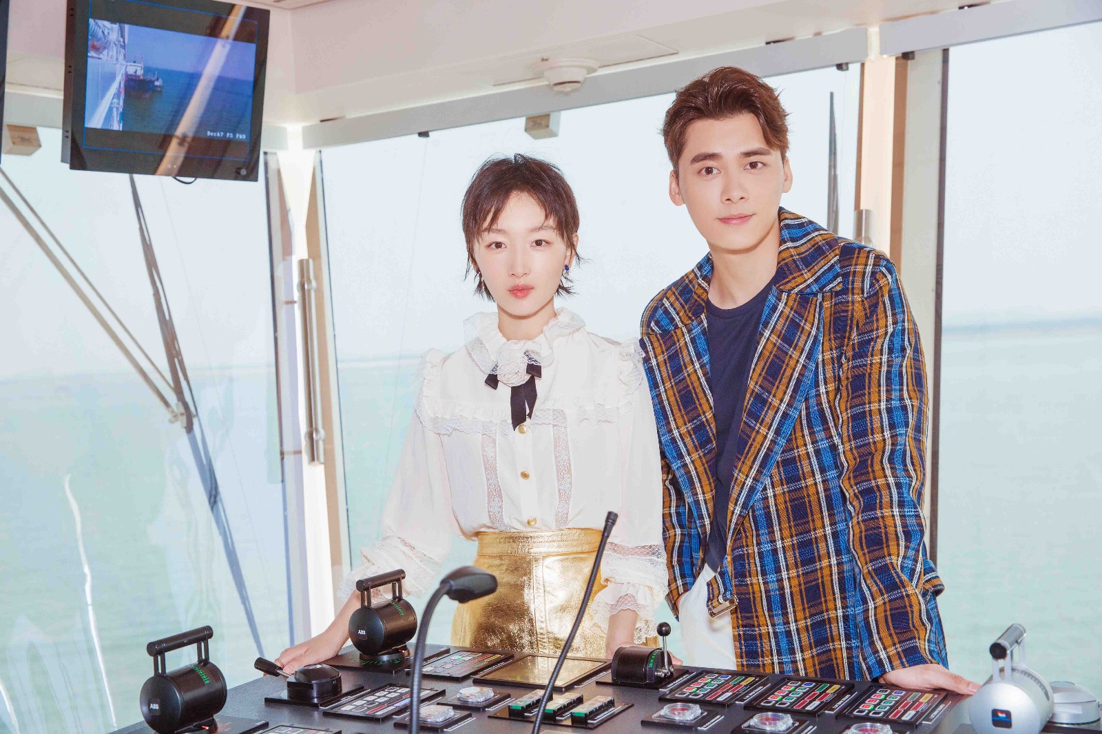 周冬雨亮相《动物世界》发布会 自我调侃"御姐淑女"用饺子送行