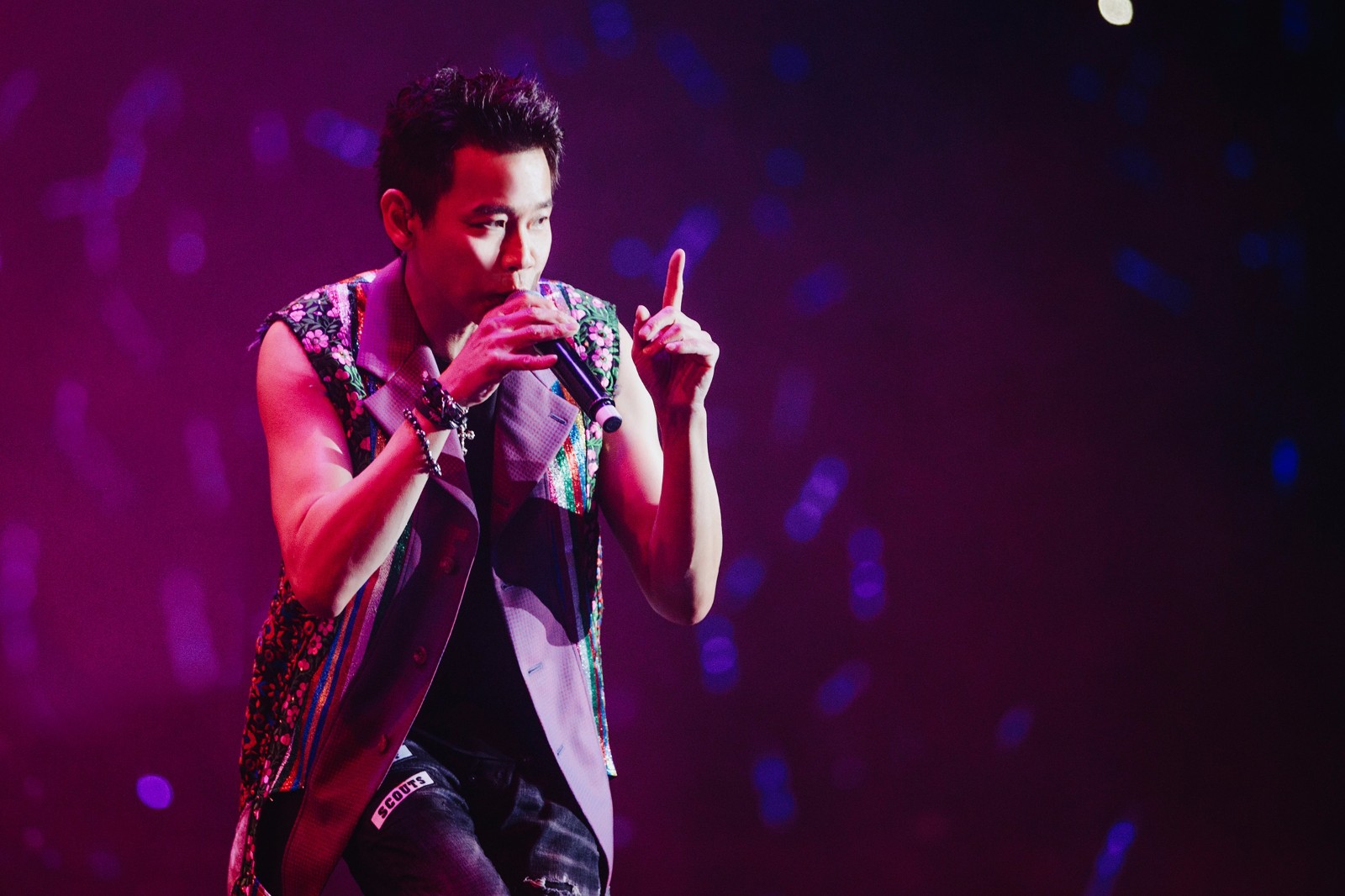 陶喆新加坡演唱会重现经典 现场遭遇粉丝"熊抱"