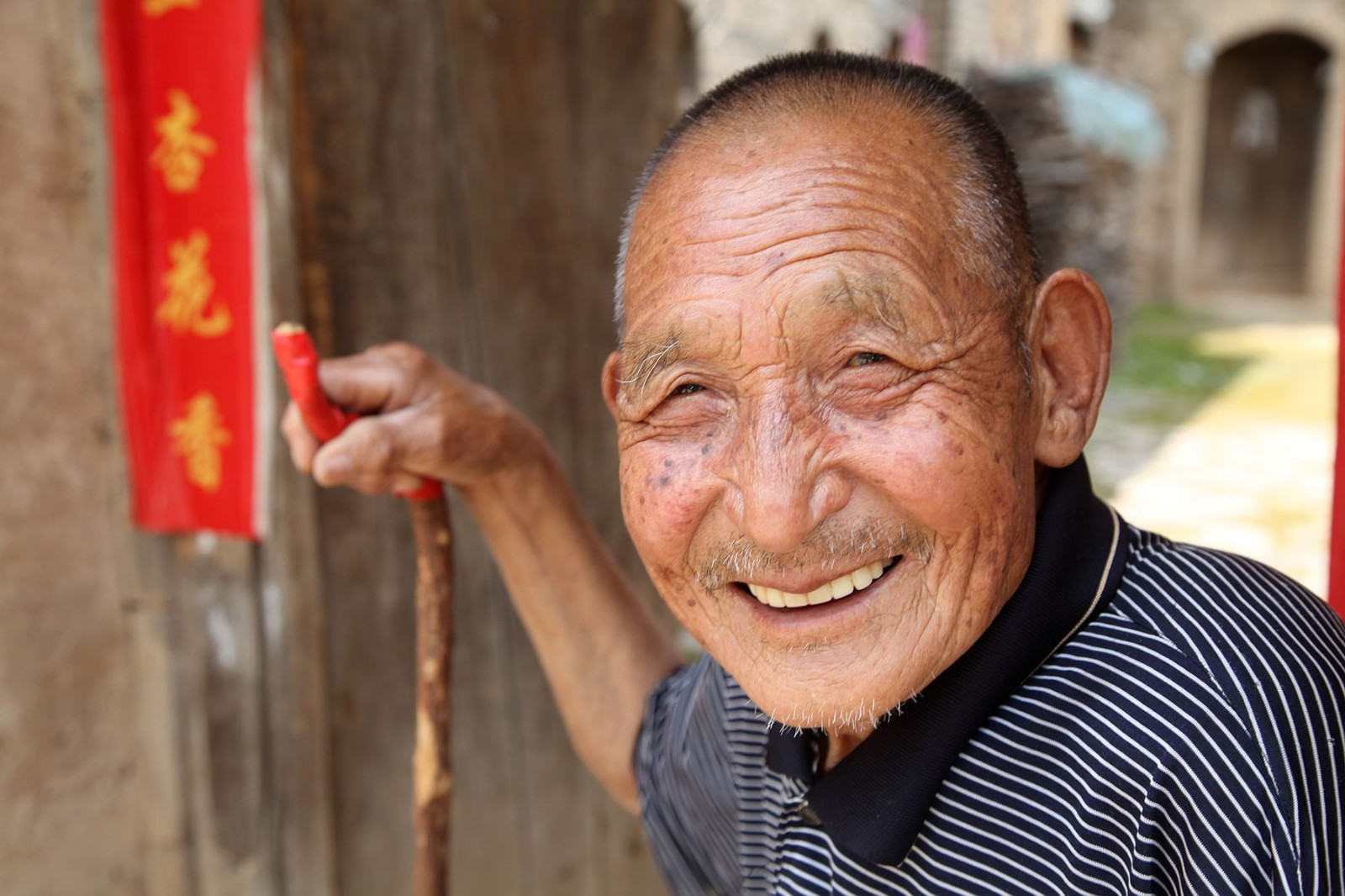 80岁农村老人为自己早早准备"喜货",20多年没用上他很高兴