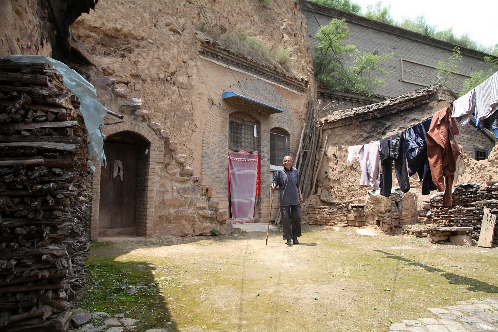 80岁农村老人为自己早早准备"喜货",20多年没用上他很高兴